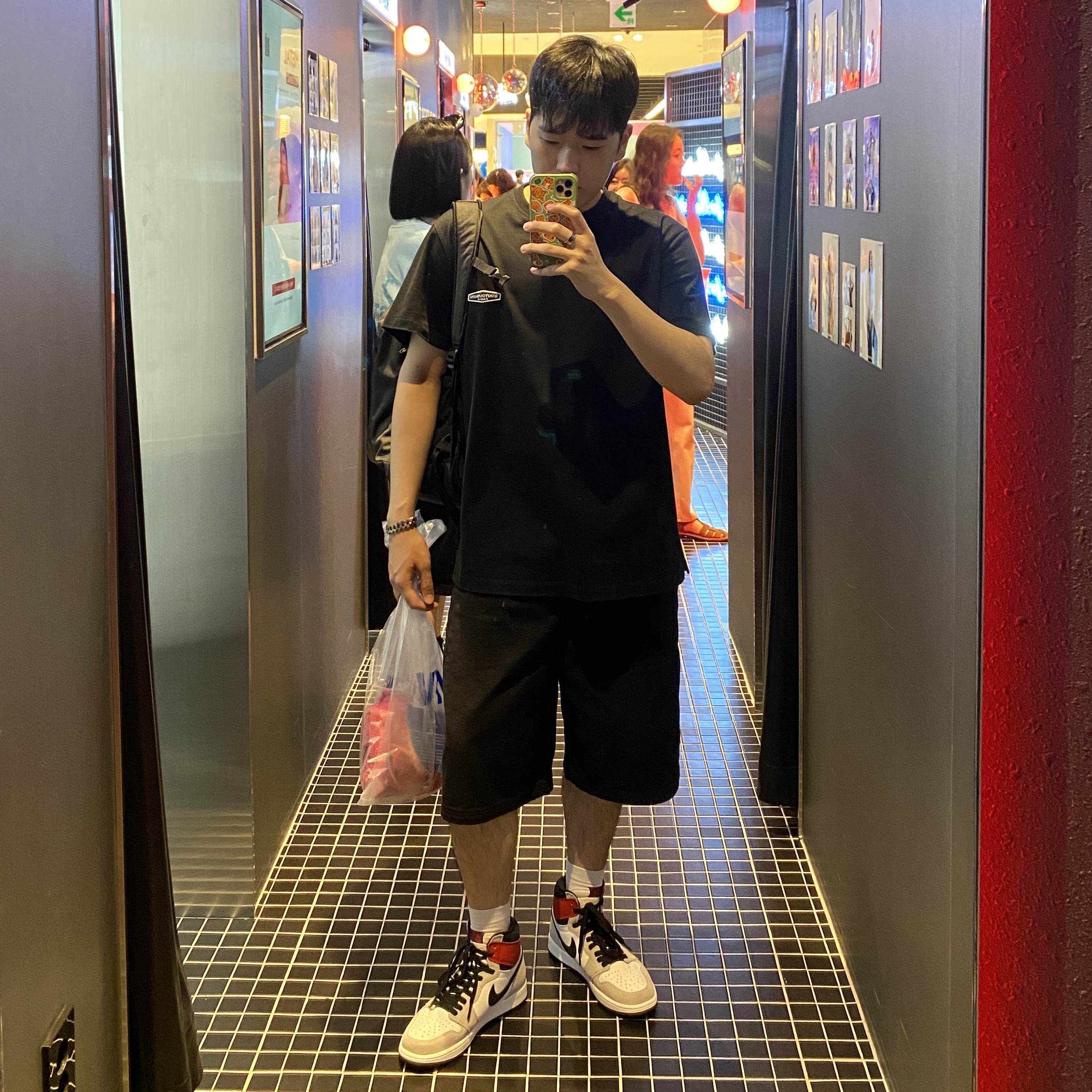 (W) Mischief Bermuda Pants Black, Jordan 1 Retro High OG Light Smoke Grey 착용 스타일