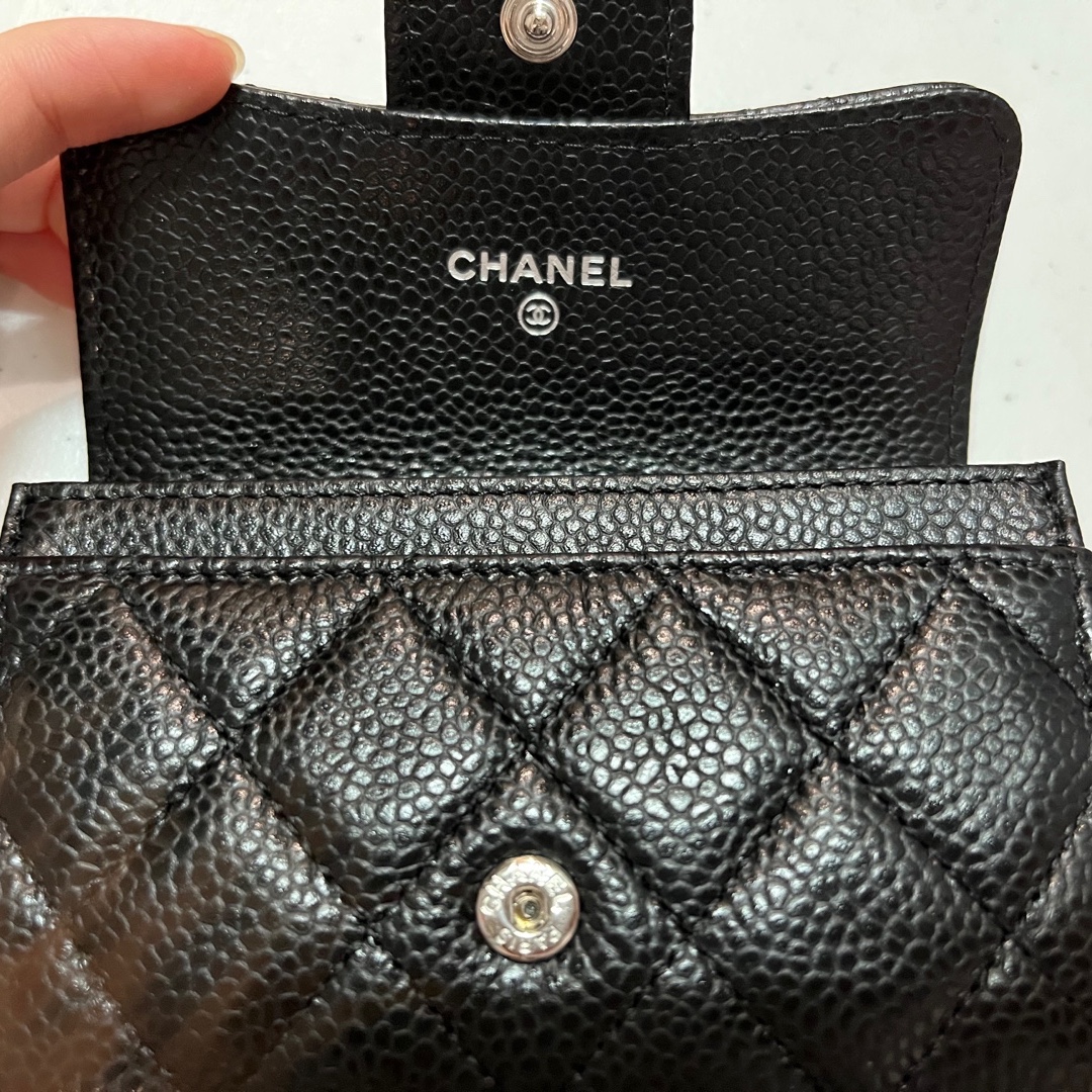 Chanel Classic Card Holder Grained Calfskin & Silver Black 착용 스타일 - 2