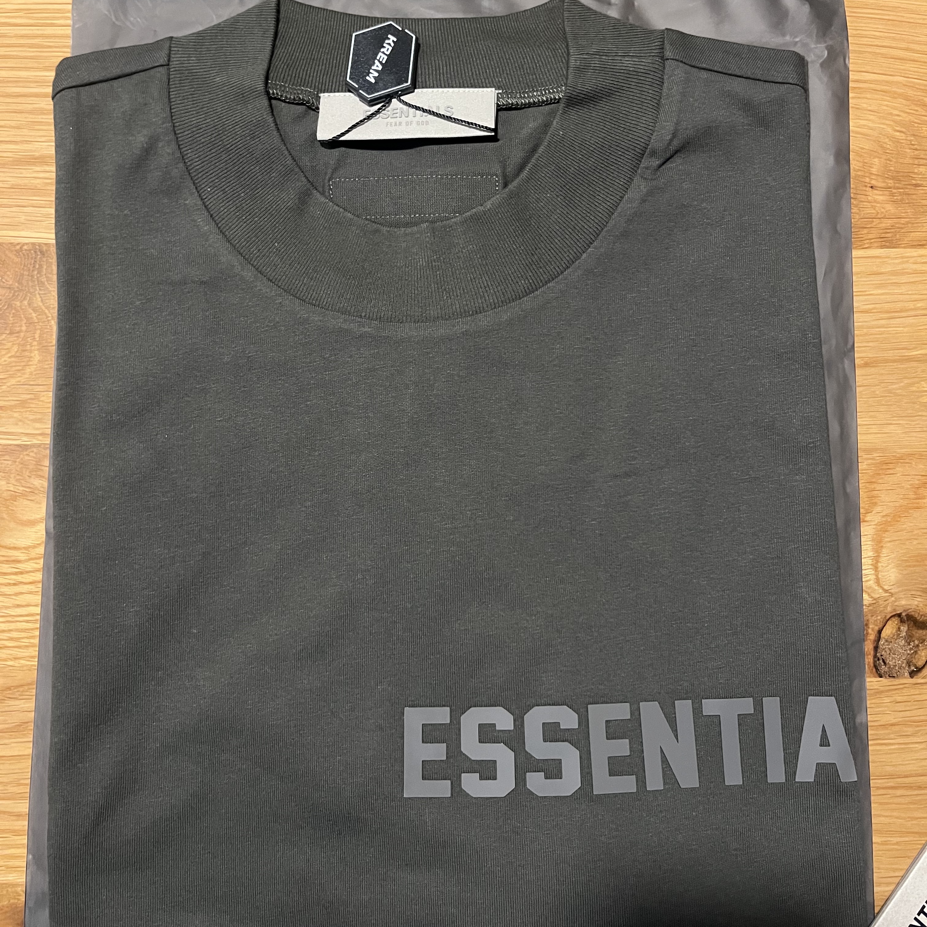 Essentials SS T-Shirt Off Black - 23SS 착용 스타일