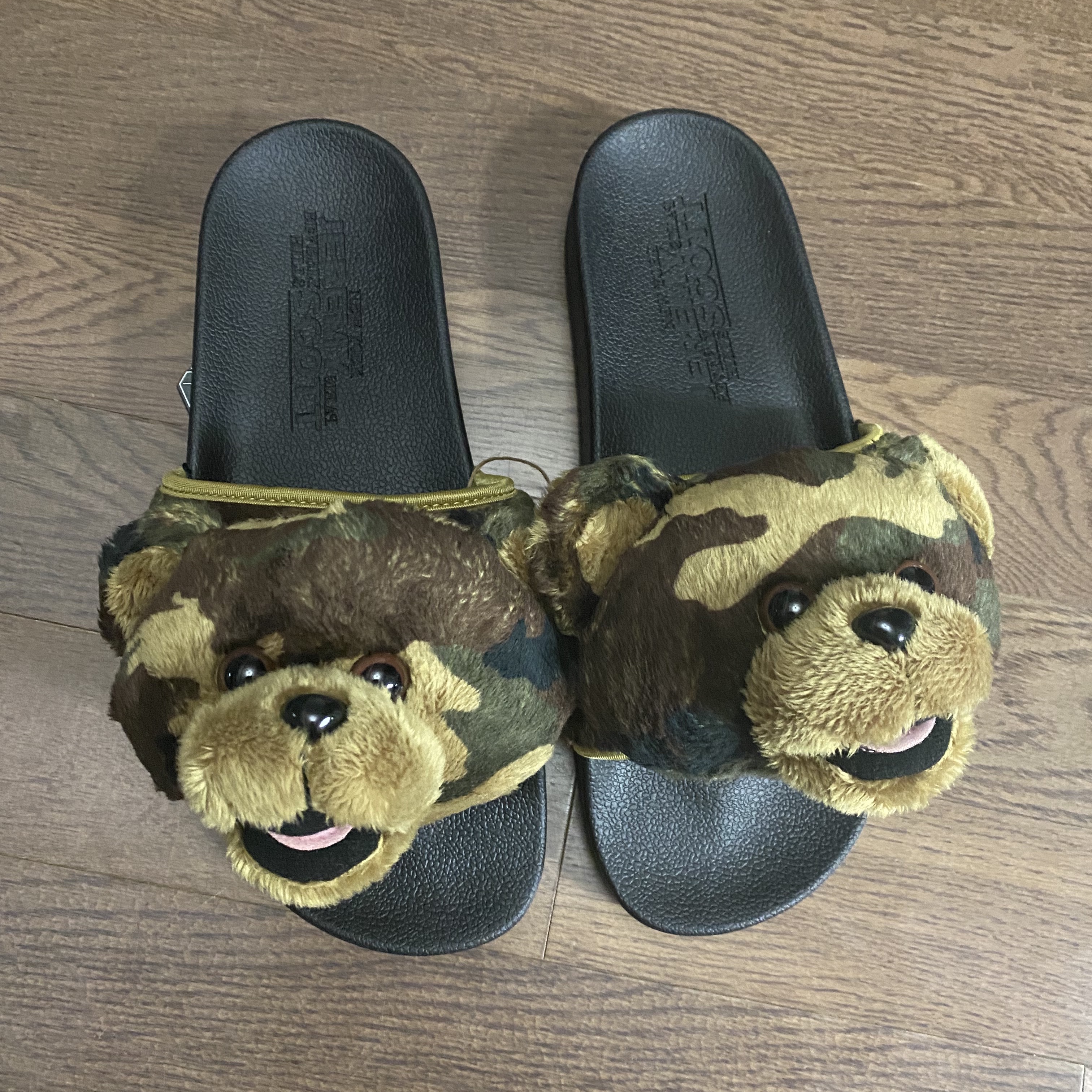 Adidas x Jeremy Scott Adilette Teddy Slide Camo 착용 스타일 - 1