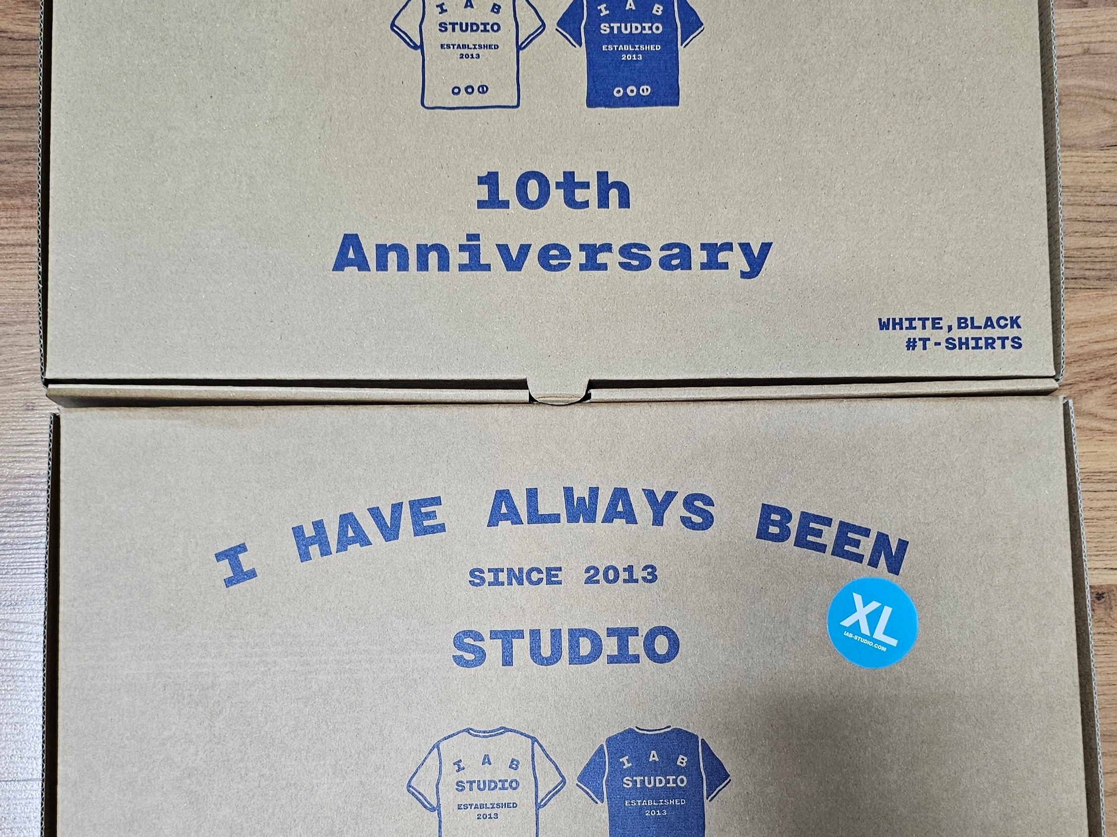 IAB Studio 10th Anniversary T-Shirts Pack White & Black (2 Pack) 착용 스타일 - 3