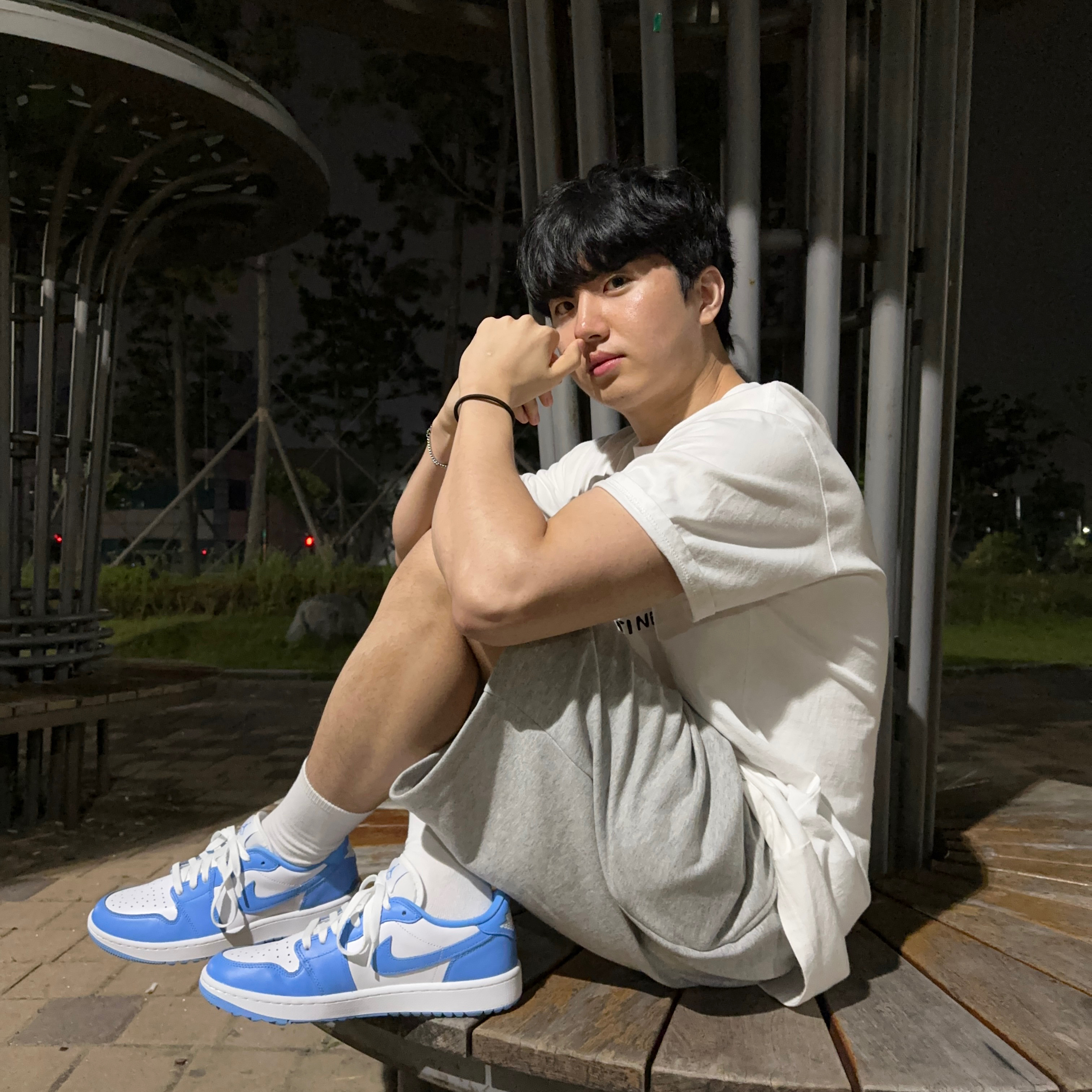 Jordan 1 Low Golf White and University Blue 착용 스타일 - 1