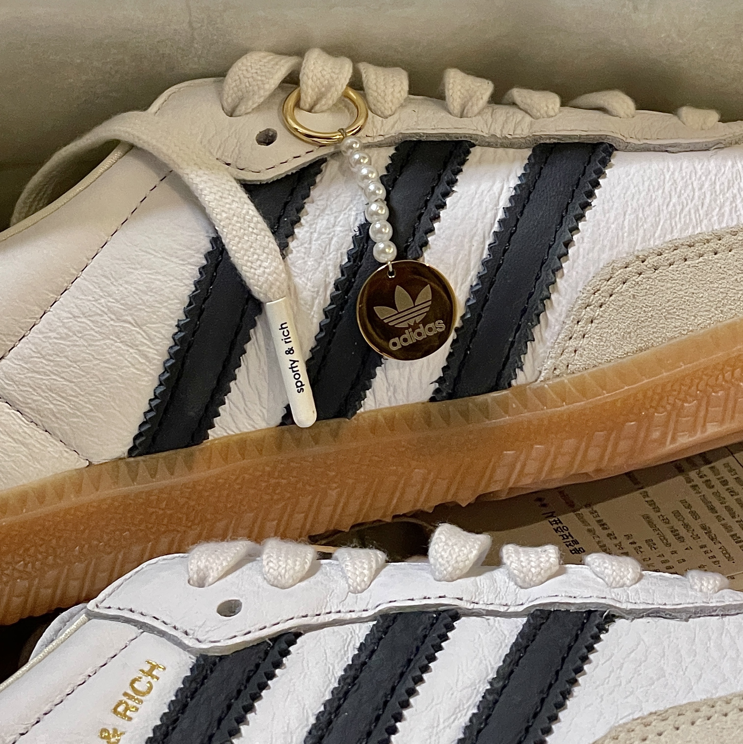 Adidas x Sporty & Rich Samba Cloud White Legend Ink 착용 스타일 - 2