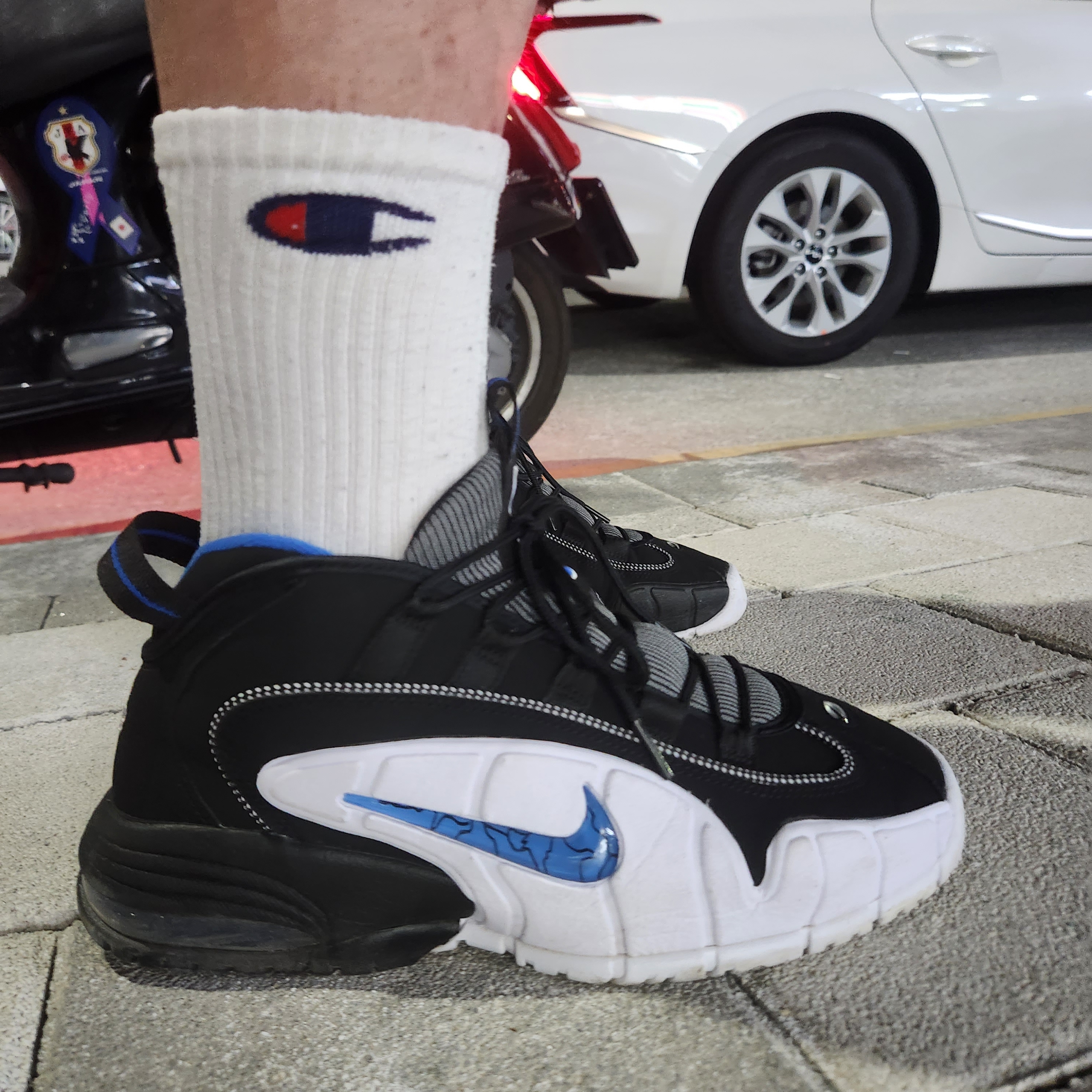 Nike Air Max Penny Varsity Royal and Black 착용 스타일 - 2