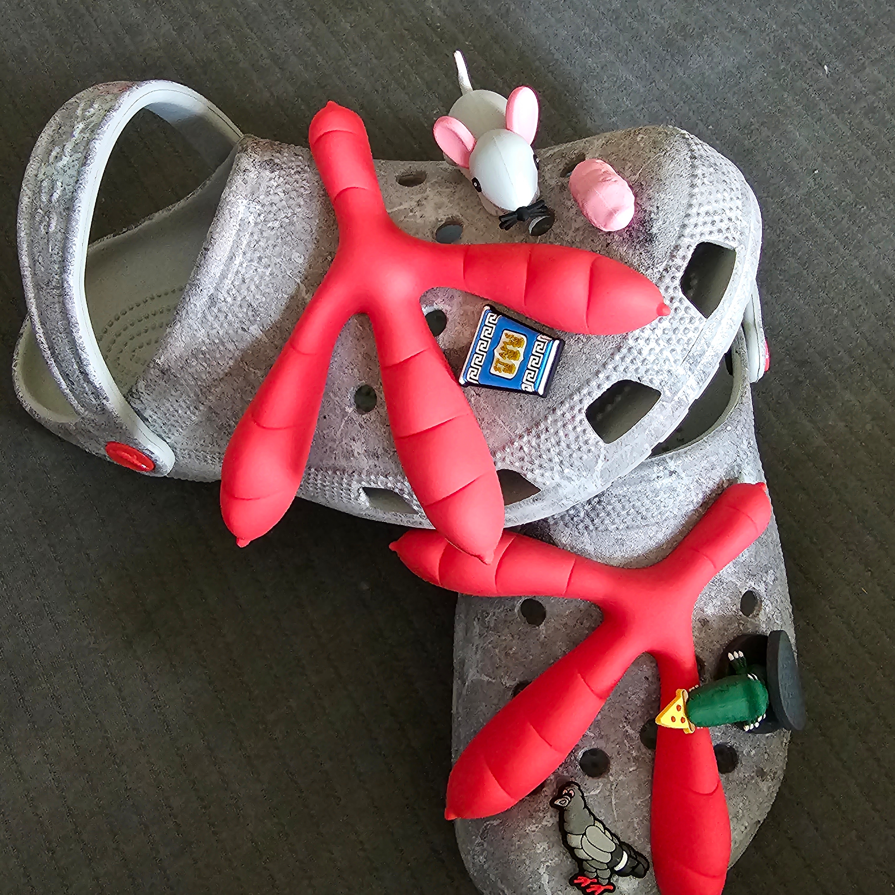 Crocs x Staple Classic Clog Grey Red 착용 스타일