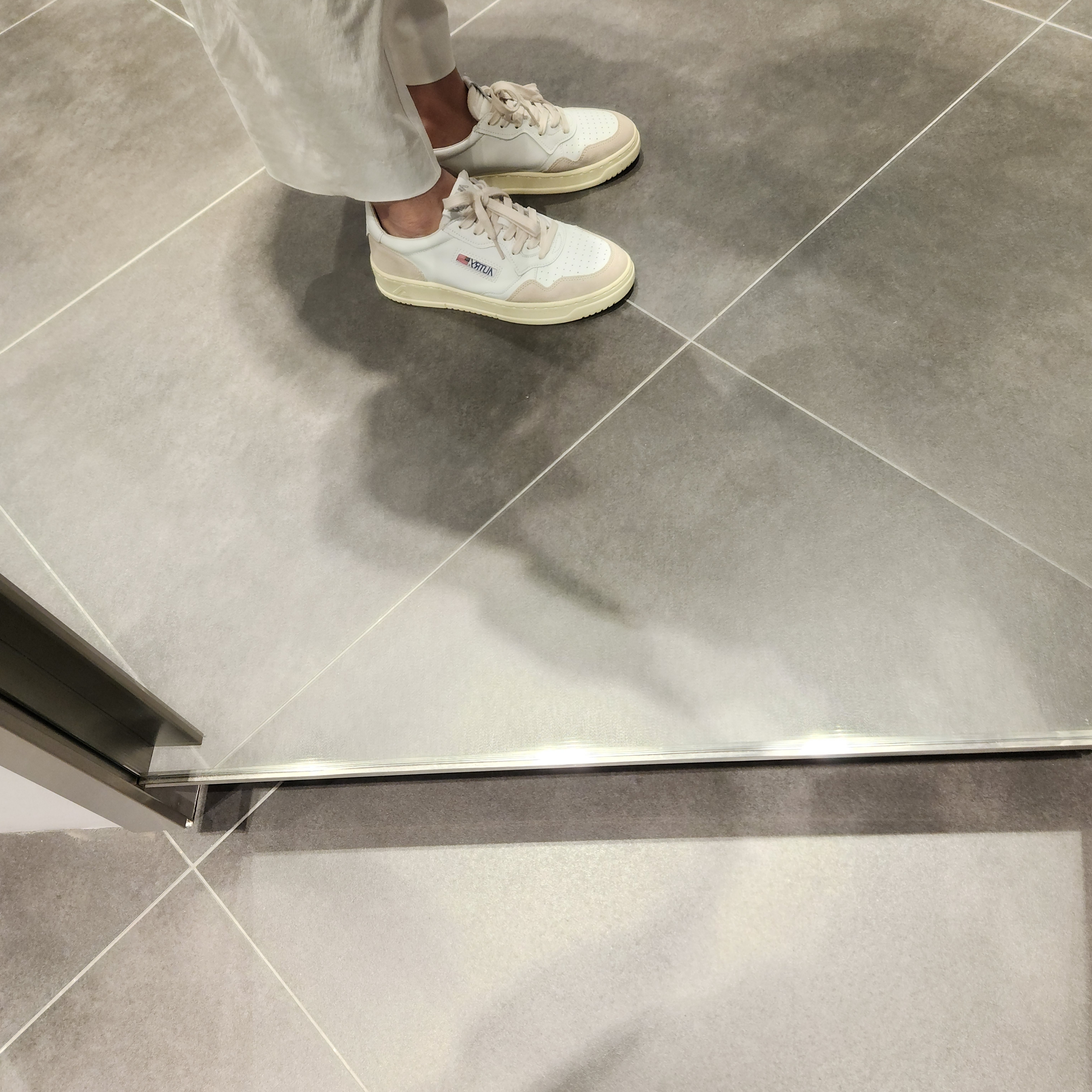 Autry Medalist Low Leather Suede Sneakers White 착용 스타일 - 1