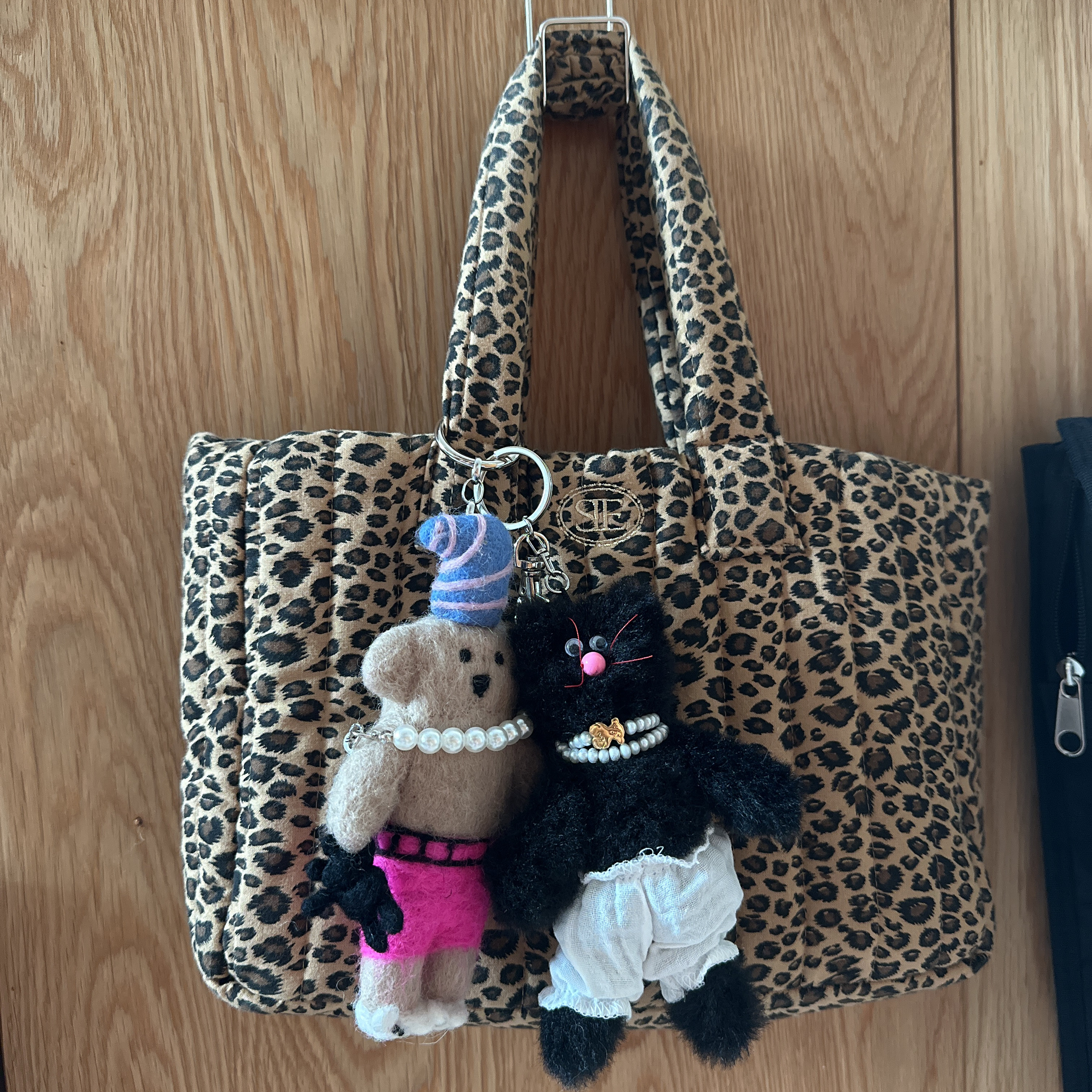 [KREAM 단독] Monamhee Beulpingi Keyring with White Pants Black 착용 스타일
