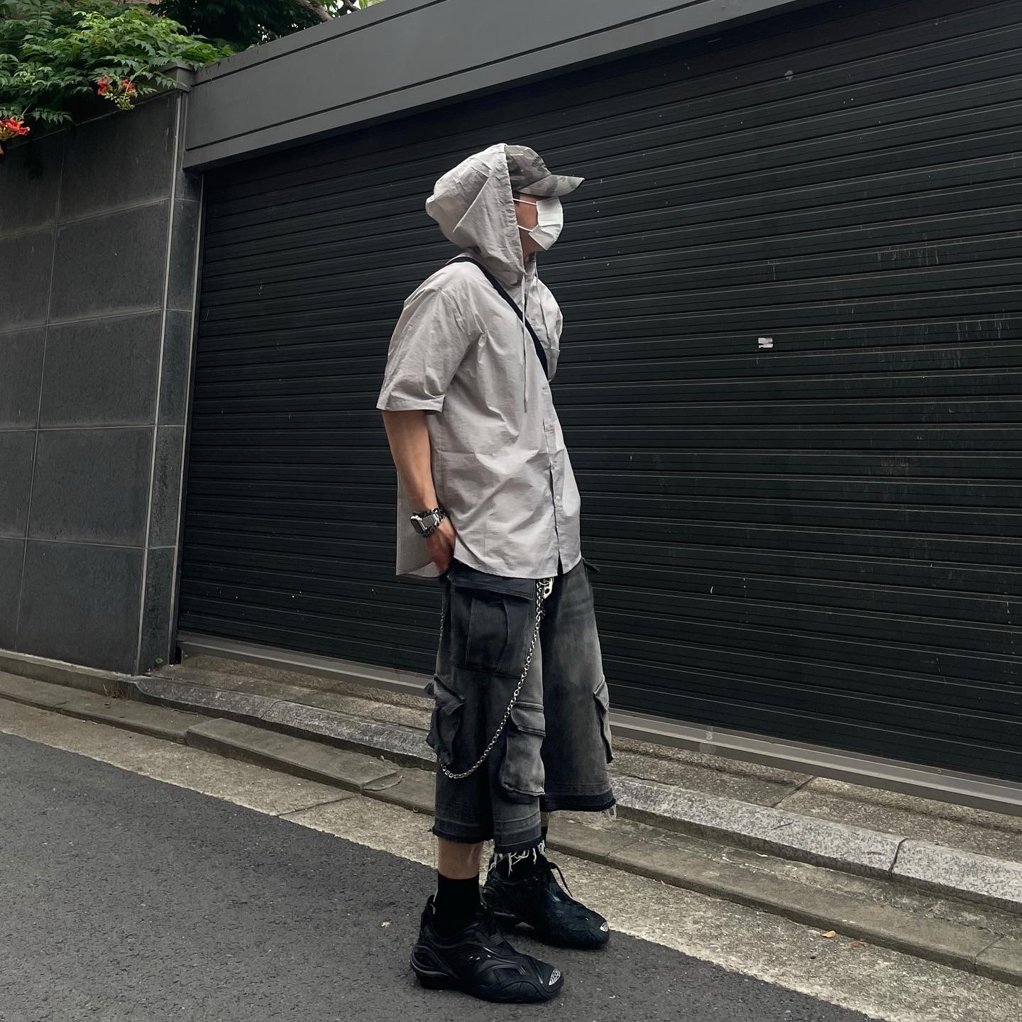 Nos Couleurs Old Washed Cargo Denim Shorts Dark Grey, Balenciaga Tyrex Sneakers Black 착용 스타일 - 3