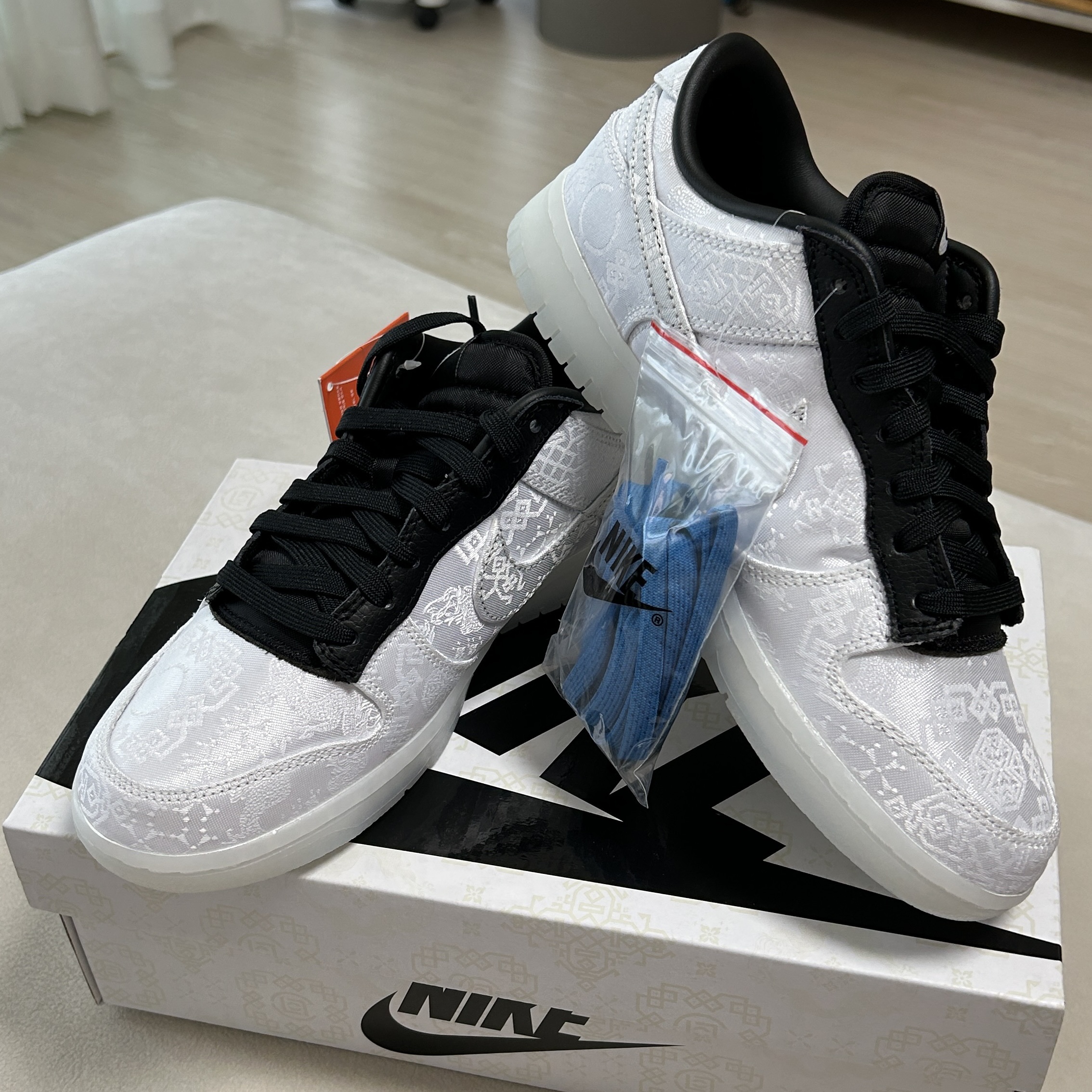 Nike x Clot x Fragment Dunk Low Black and White 착용 스타일 - 3