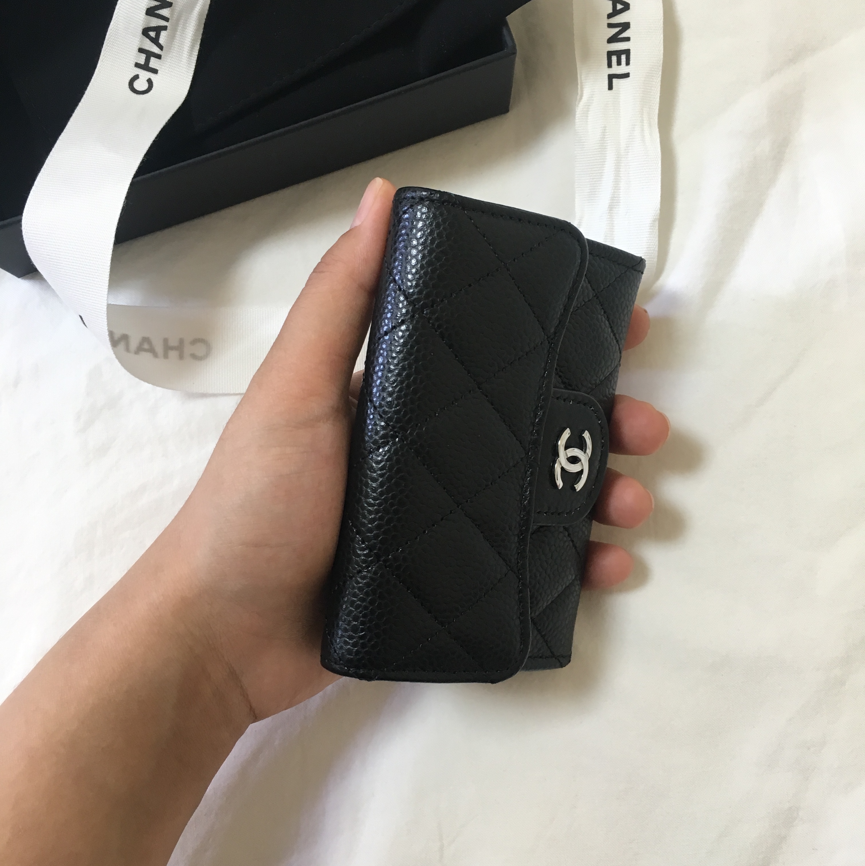 Chanel Classic Card Holder Grained Calfskin & Silver Black 착용 스타일 - 3