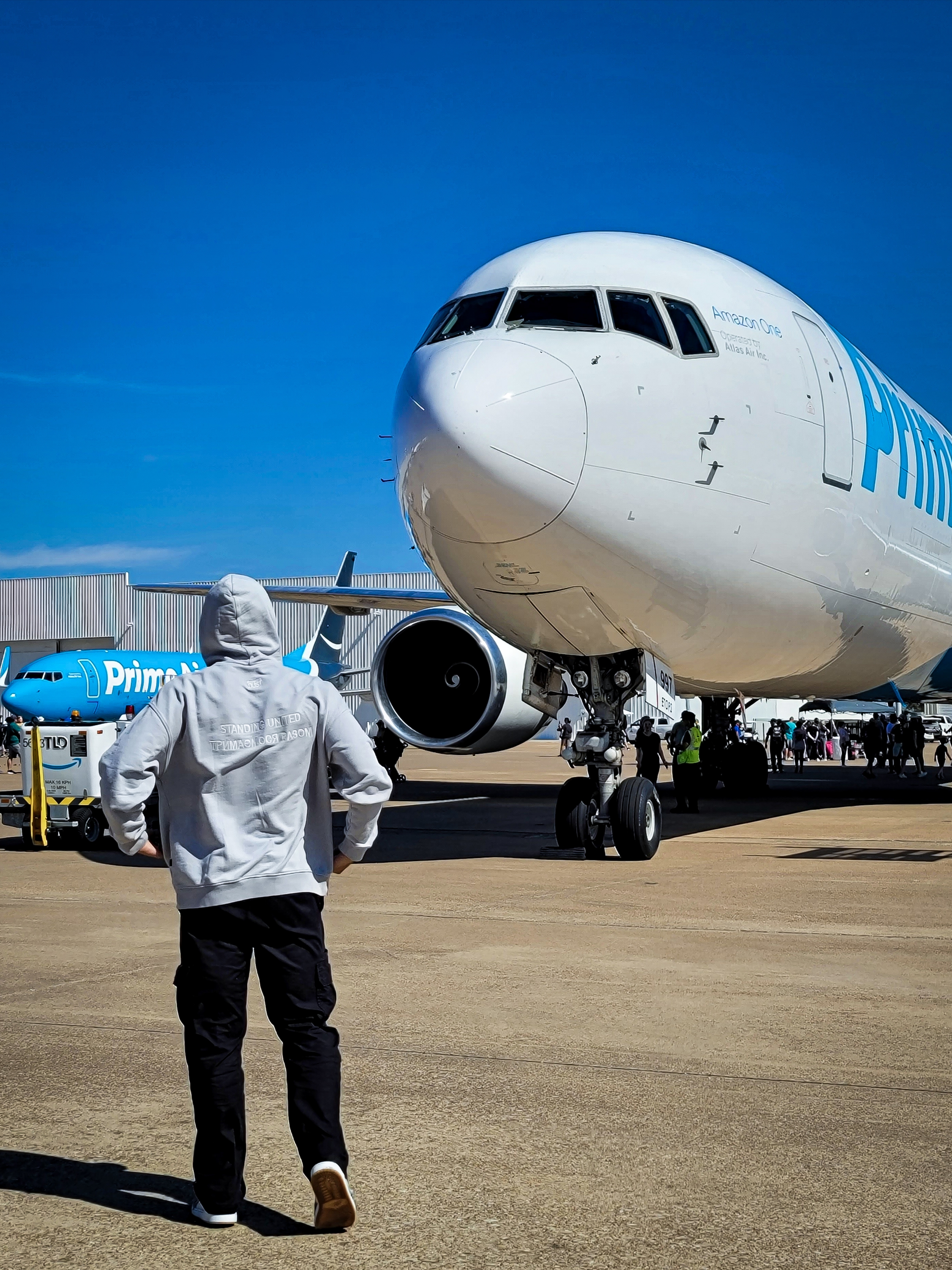Souvenir Official x Dust EUkraine Hoodie Light Blue, Jordan 1 Mid SE Coconut Milk Particle Grey 착용 스타일 - 3