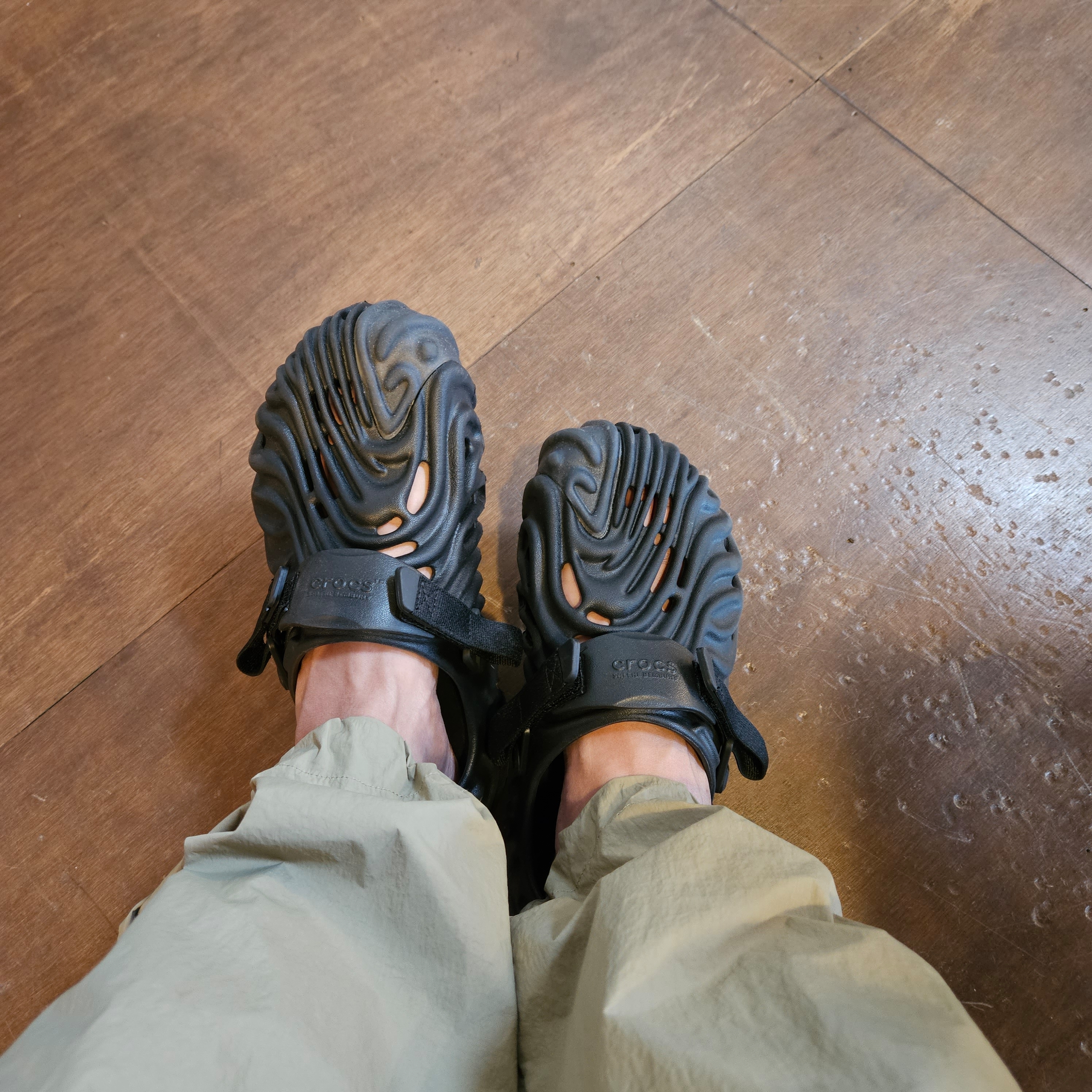 Crocs x Salehe Bembury Pollex Clog Sasquatch 착용 스타일 - 1