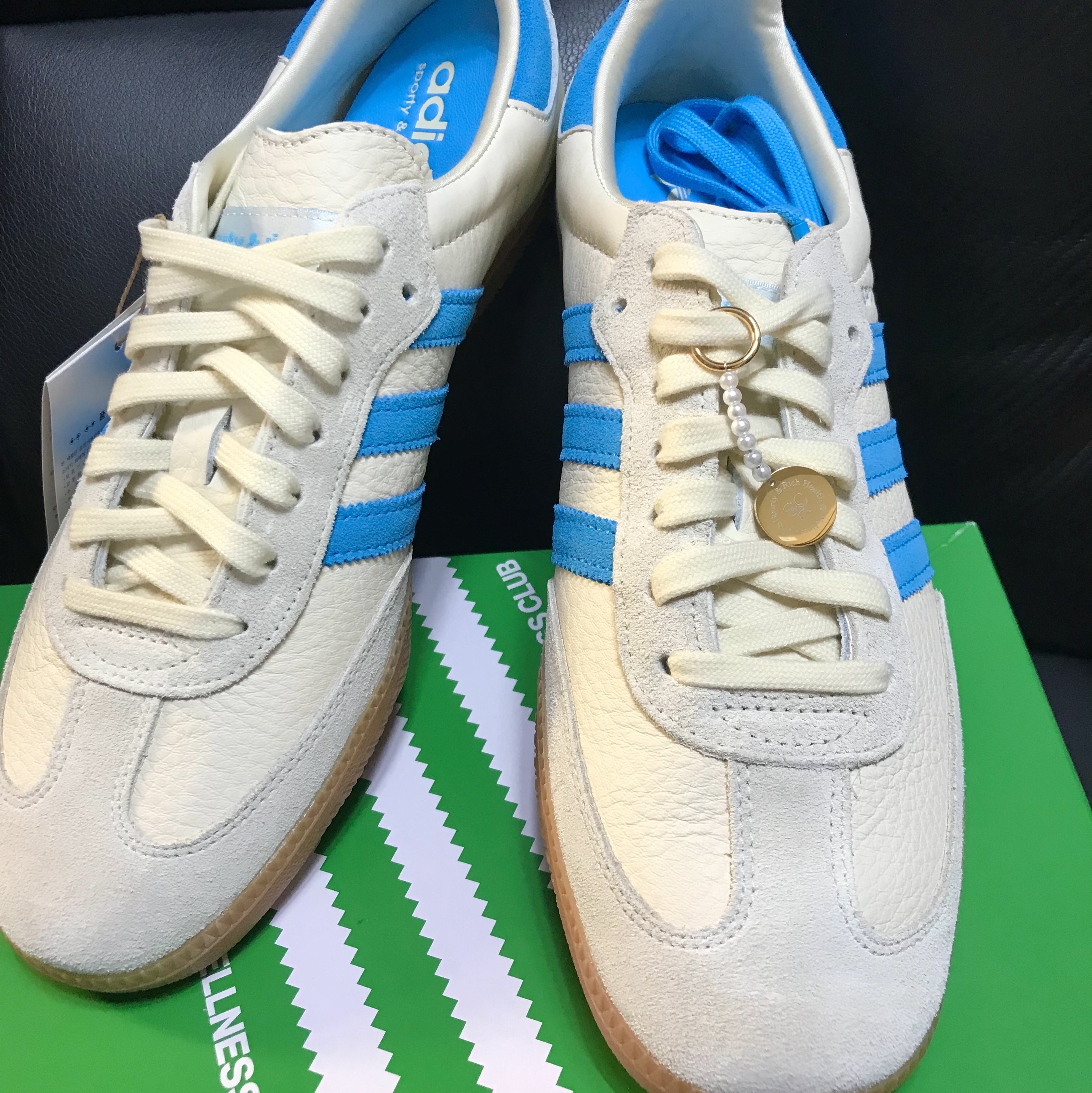 Adidas x Sporty & Rich Samba Cream Blue 착용 스타일 - 2