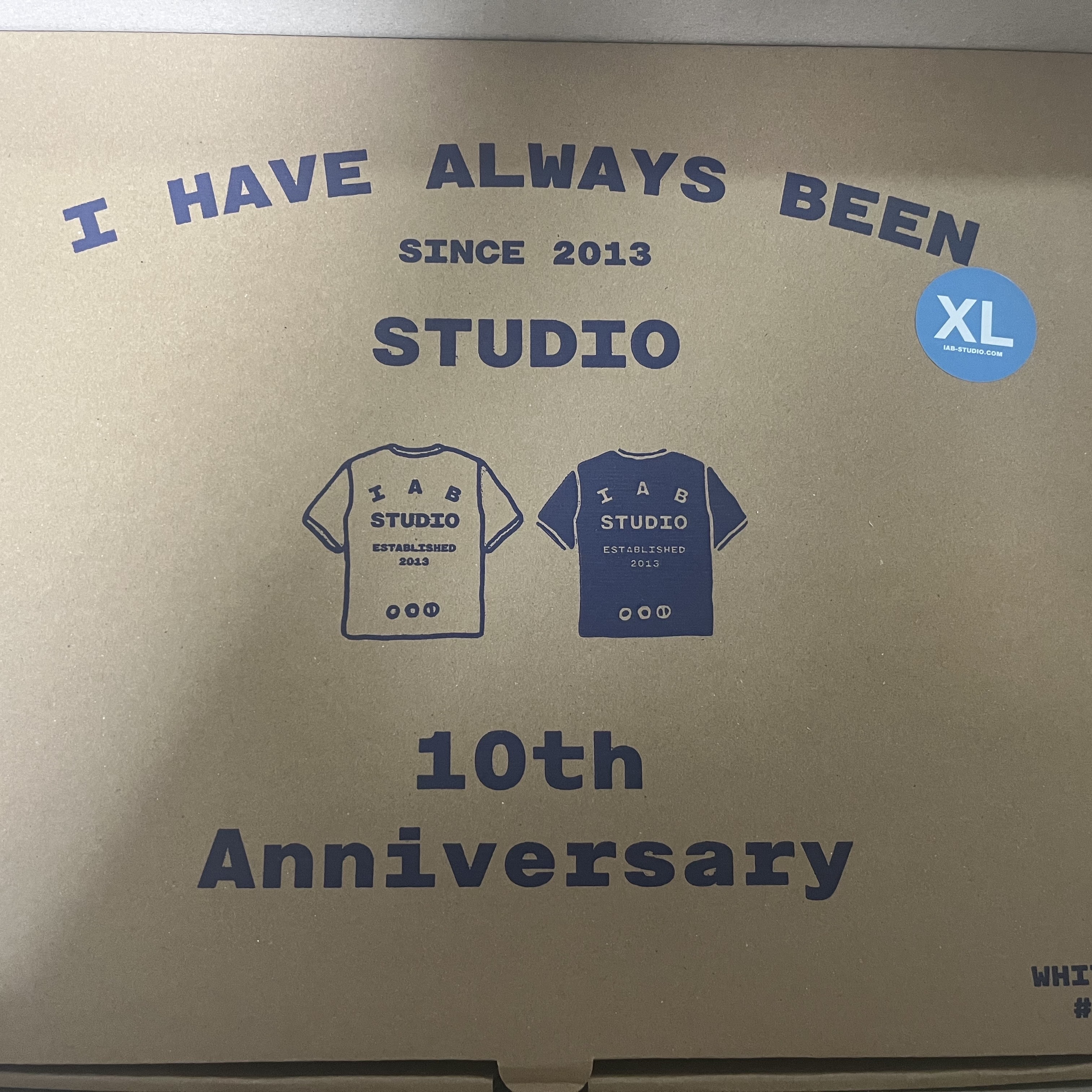 IAB Studio 10th Anniversary T-Shirts Pack White & Black (2 Pack) 착용 스타일