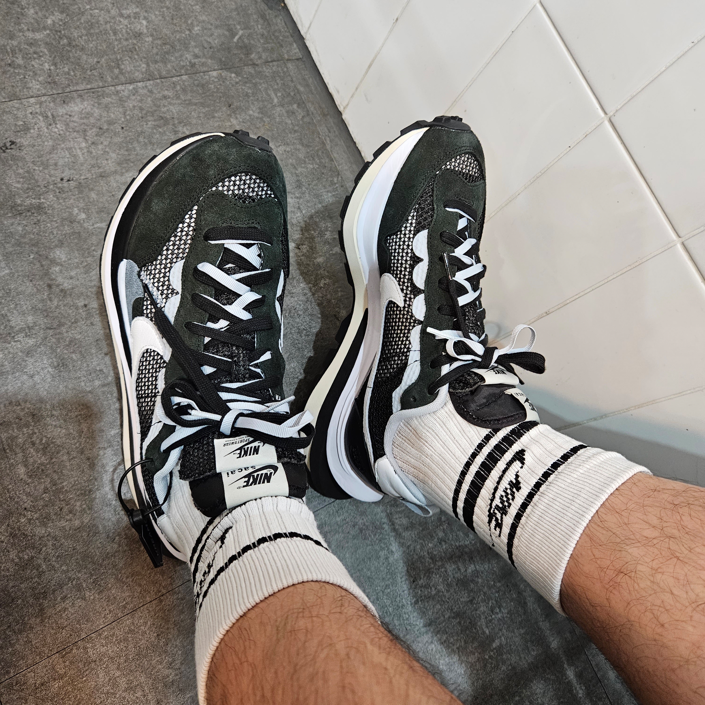 Nike x Sacai VaporWaffle Black White 착용 스타일 - 2