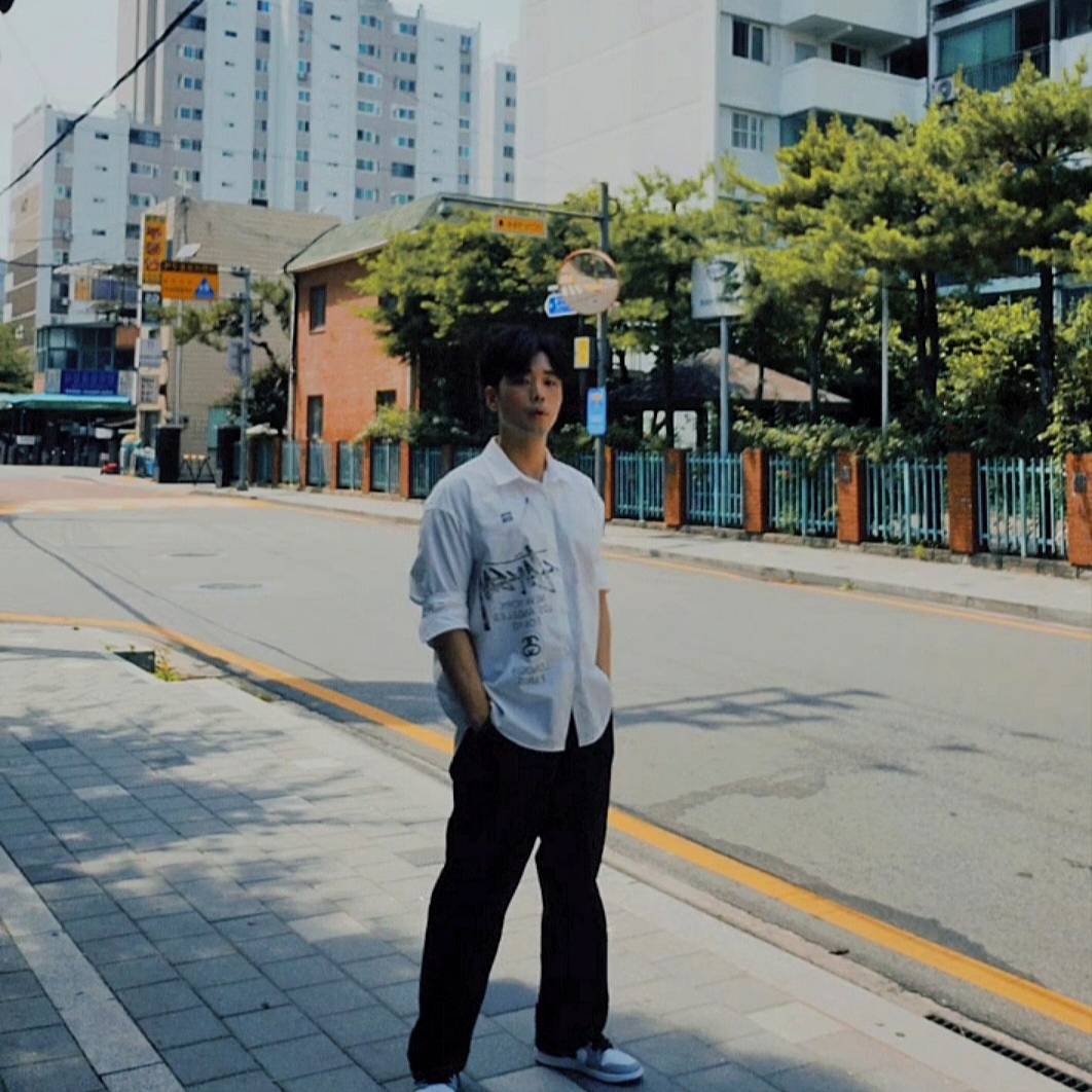 Jordan 1 Low Light Smoke Grey, Stussy World Tour Shirt White 착용 스타일 - 1