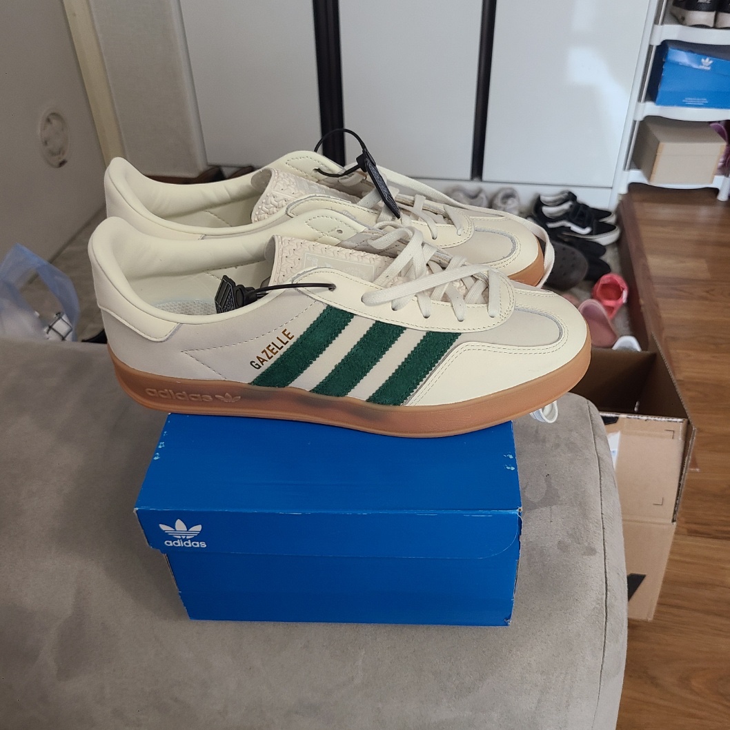 Adidas x Emmi Gazelle Indoor Off White Dark Green 착용 스타일