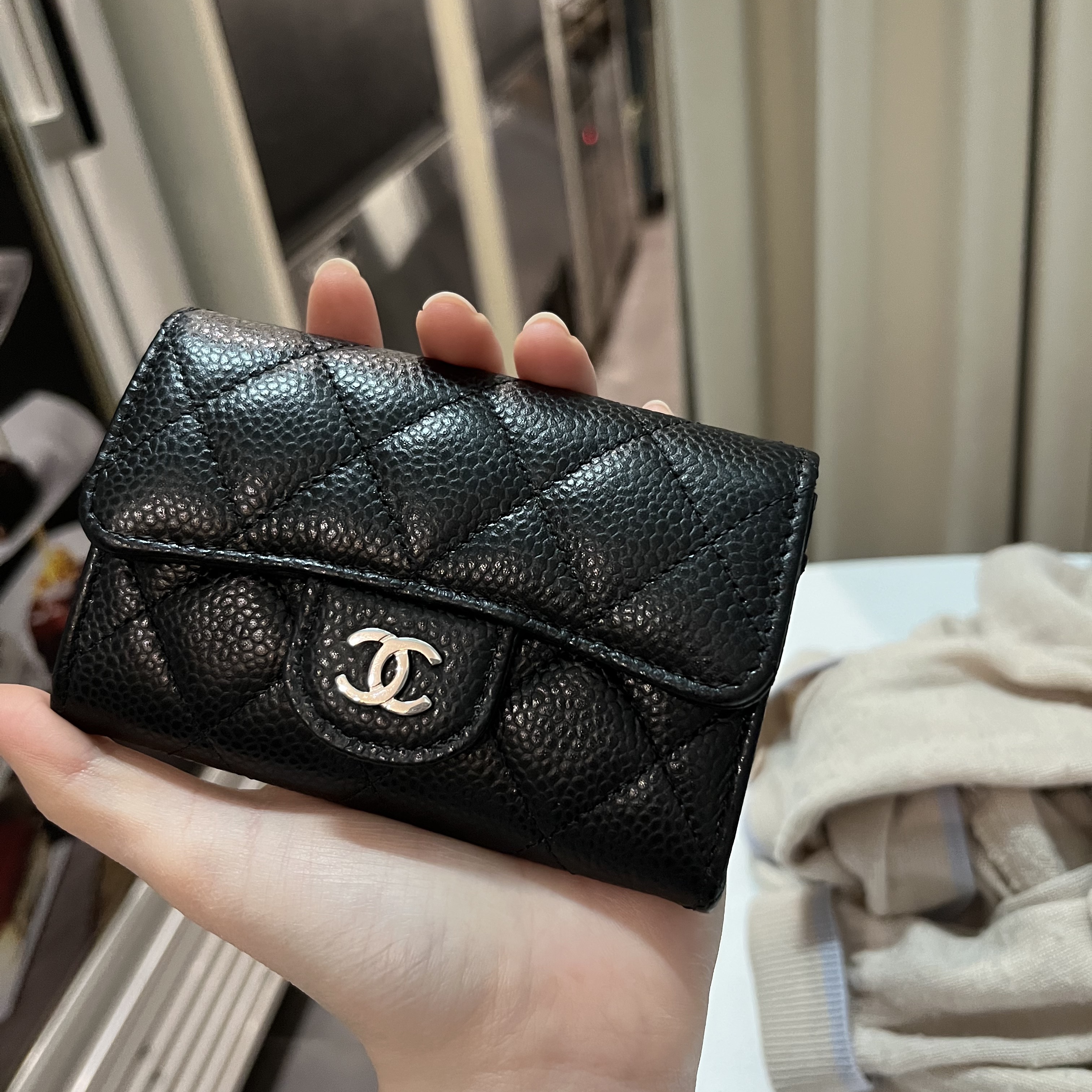 Chanel Classic Card Holder Grained Calfskin & Silver Black 착용 스타일 - 4