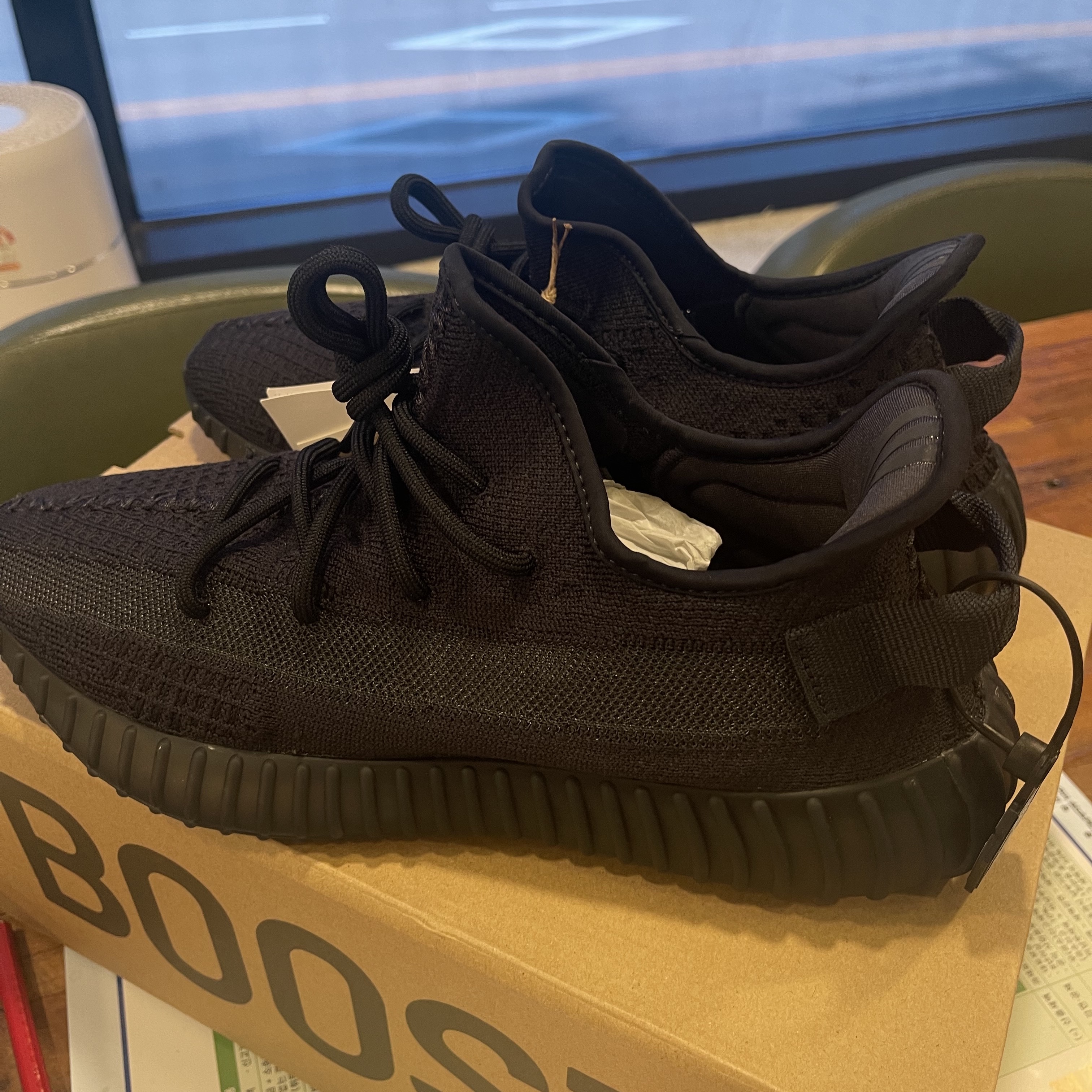 Adidas Yeezy Boost 350 V2 Onyx 착용 스타일 - 1