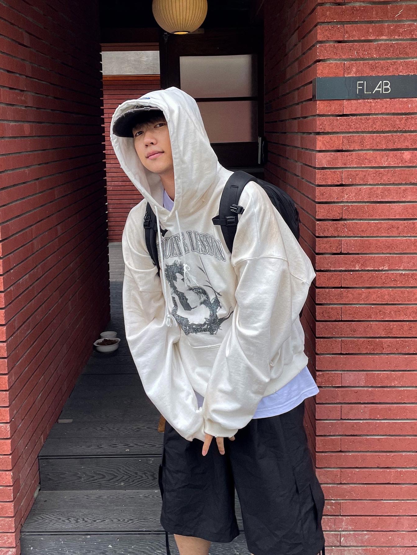 Crocs x Salehe Bembury Pollex Clog Sasquatch, Project G/R x Atmos Etiquette Lesson Vintage Washed Hoodie White 착용 스타일 - 2