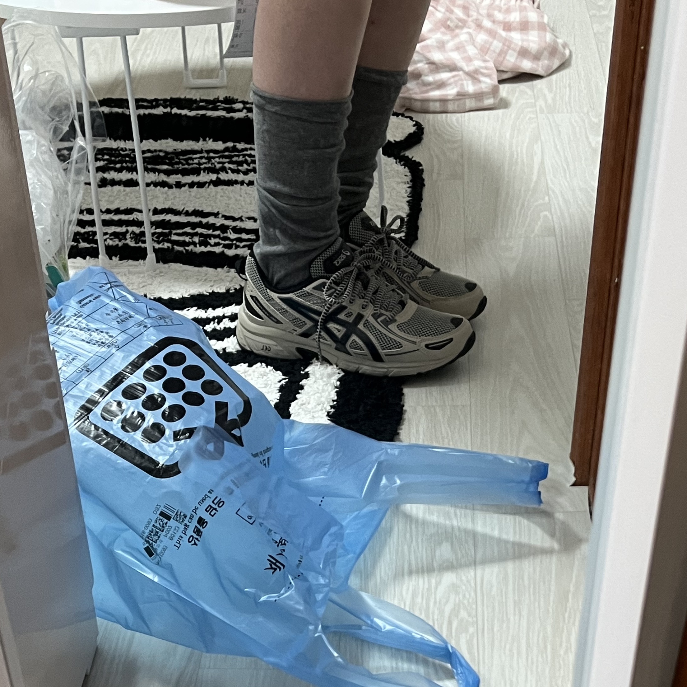 Asics Gel-Venture 6 Feather Grey Black 착용 스타일 - 2