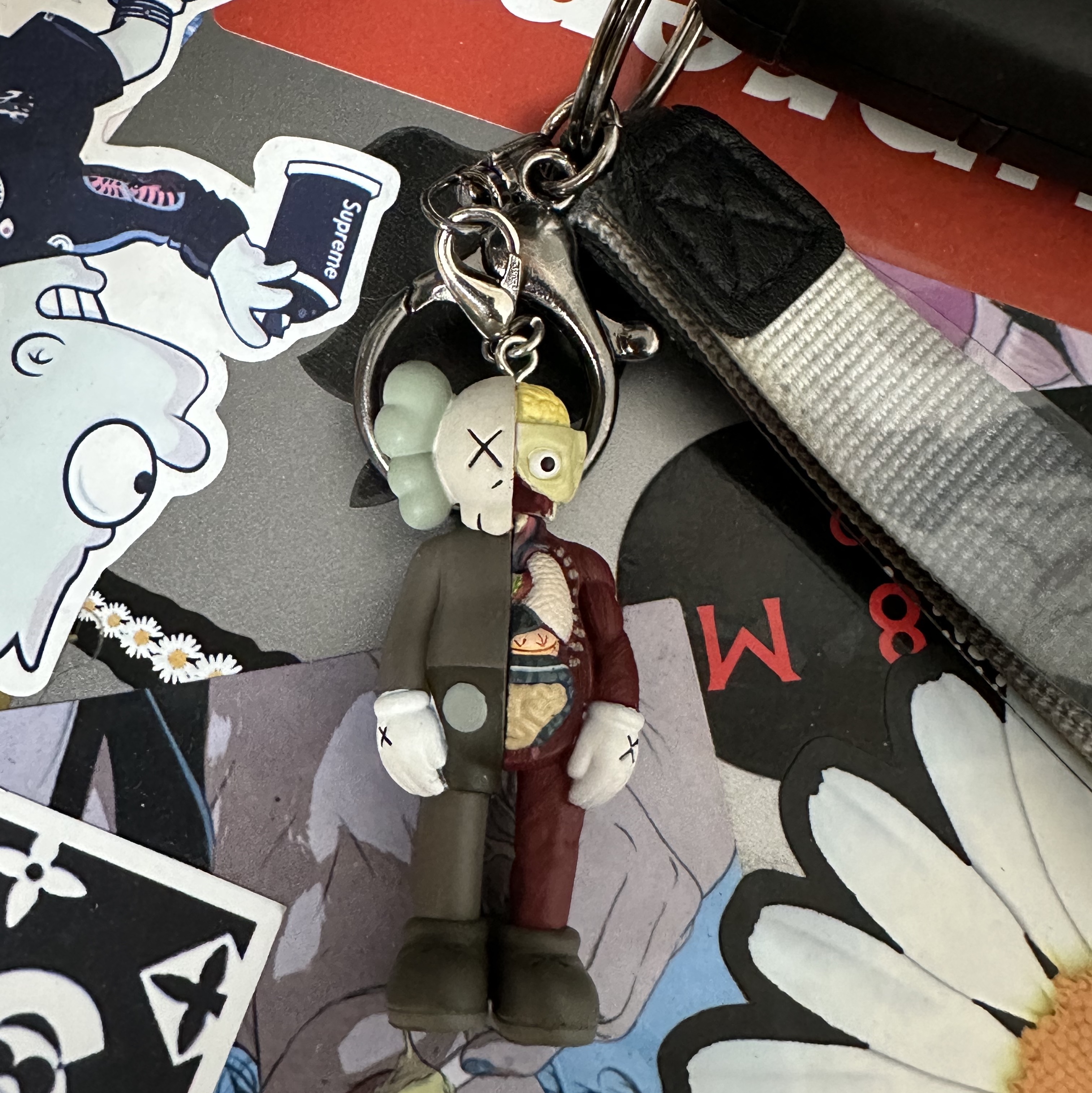 Kaws Tokyo First Companion Flayed Keychain Brown 착용 스타일