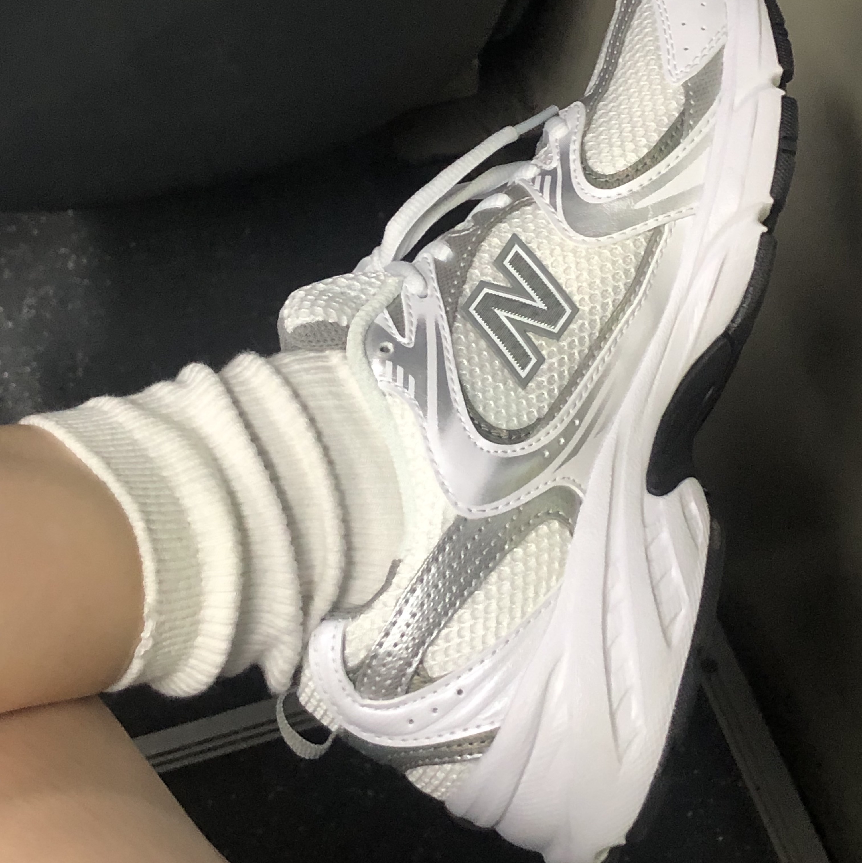 New Balance 530 White Silver 착용 스타일 - 2
