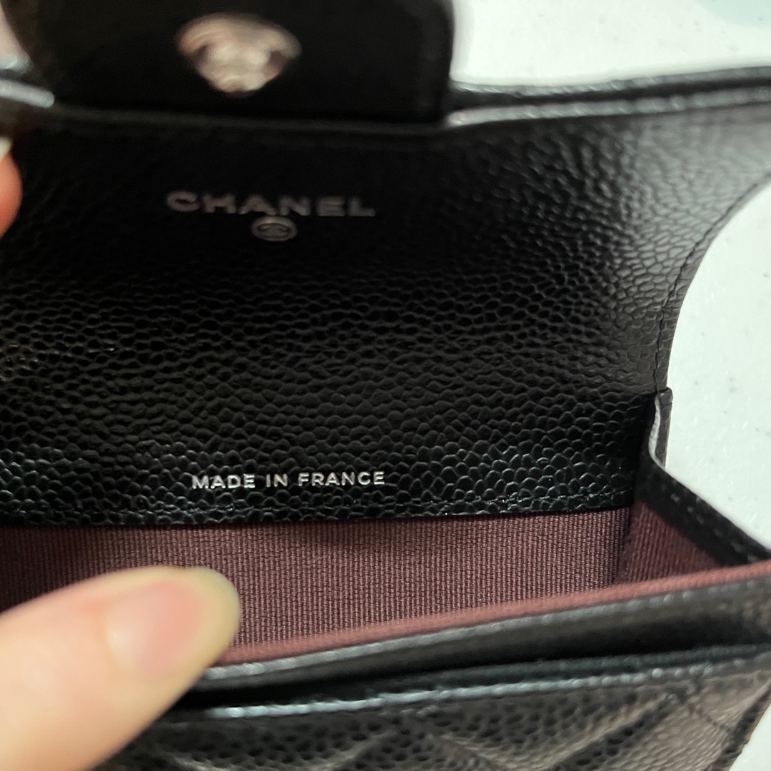 Chanel Classic Card Holder Grained Calfskin & Silver Black 착용 스타일 - 3