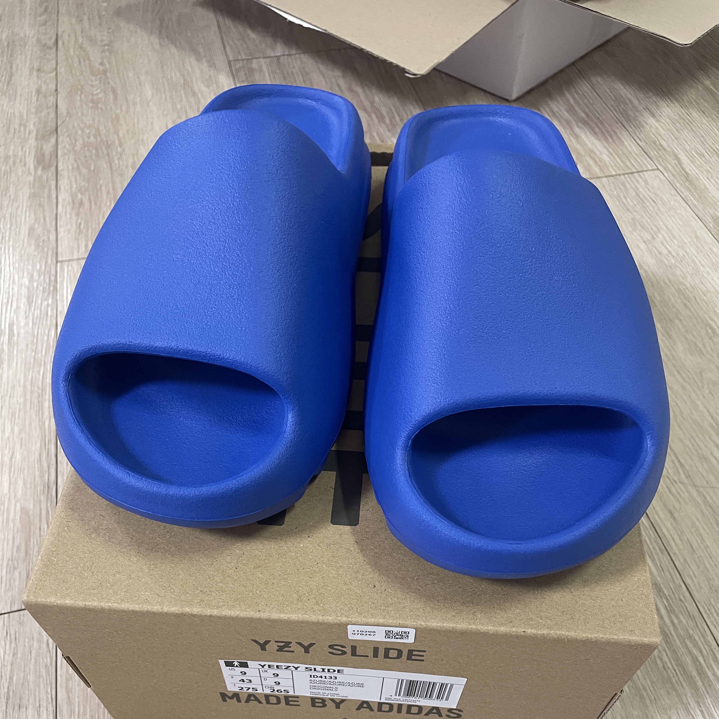 Adidas Yeezy Slide Azure 착용 스타일
