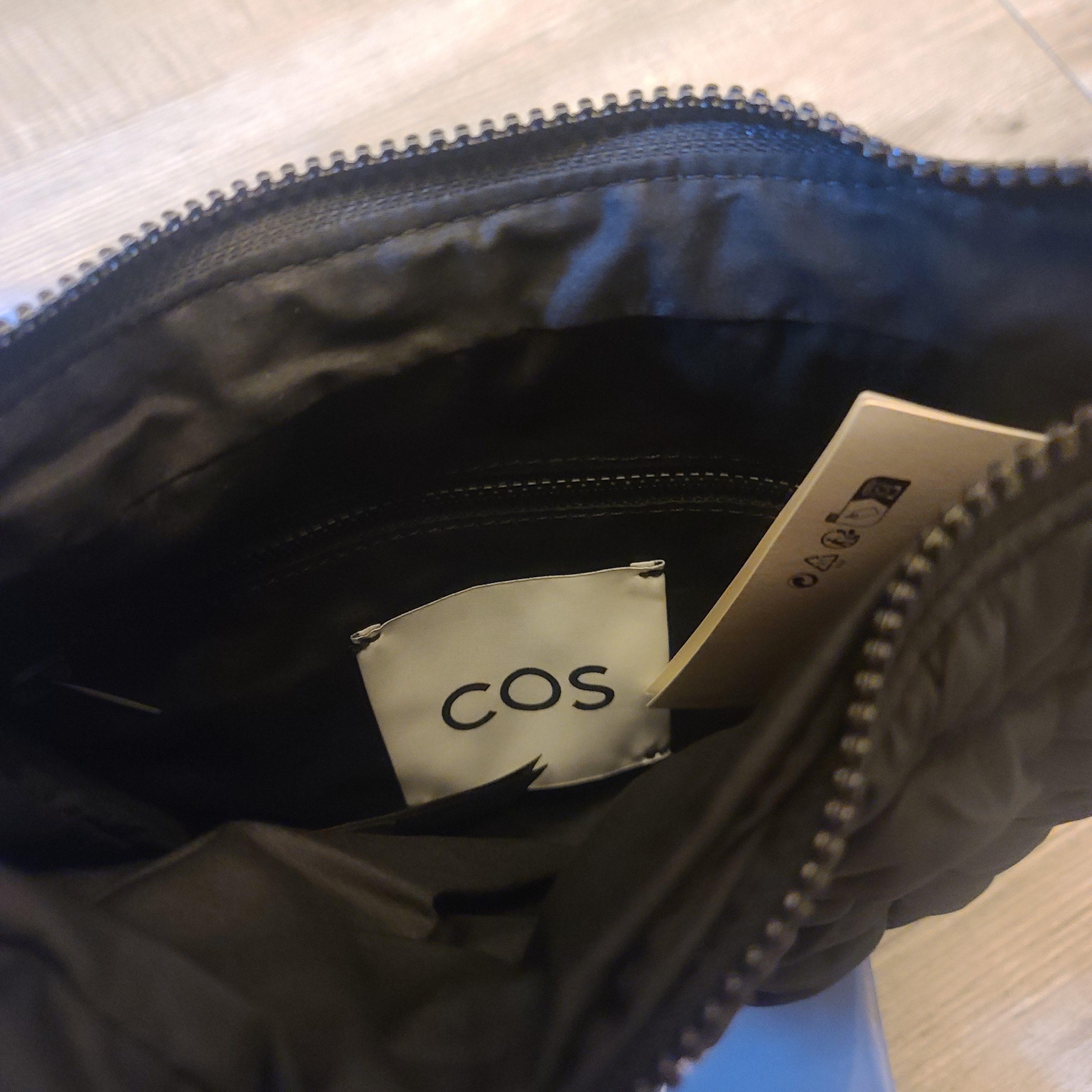 COS Quilted Mini Bag Black 착용 스타일 - 2