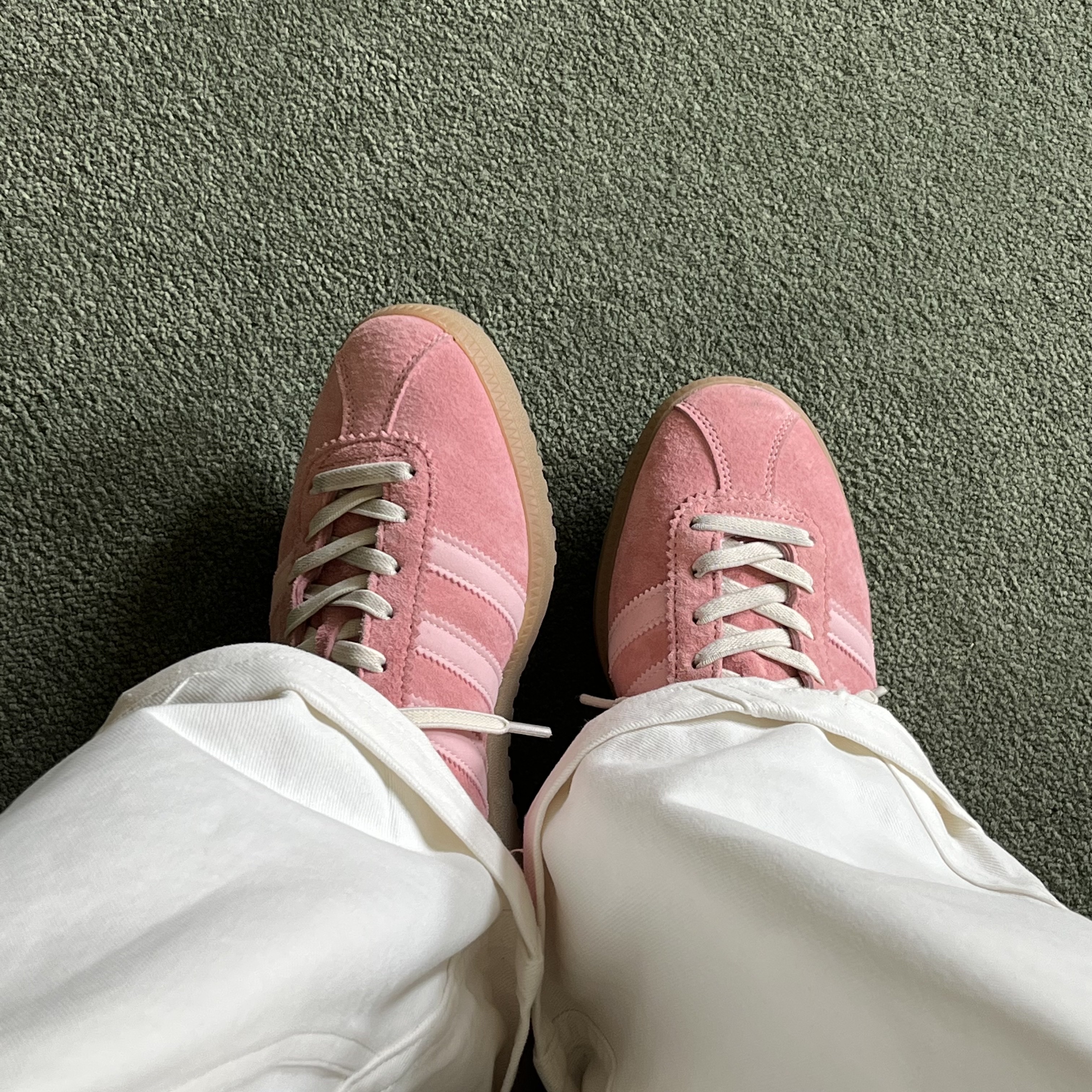 Adidas Bermuda Glow Pink 착용 스타일