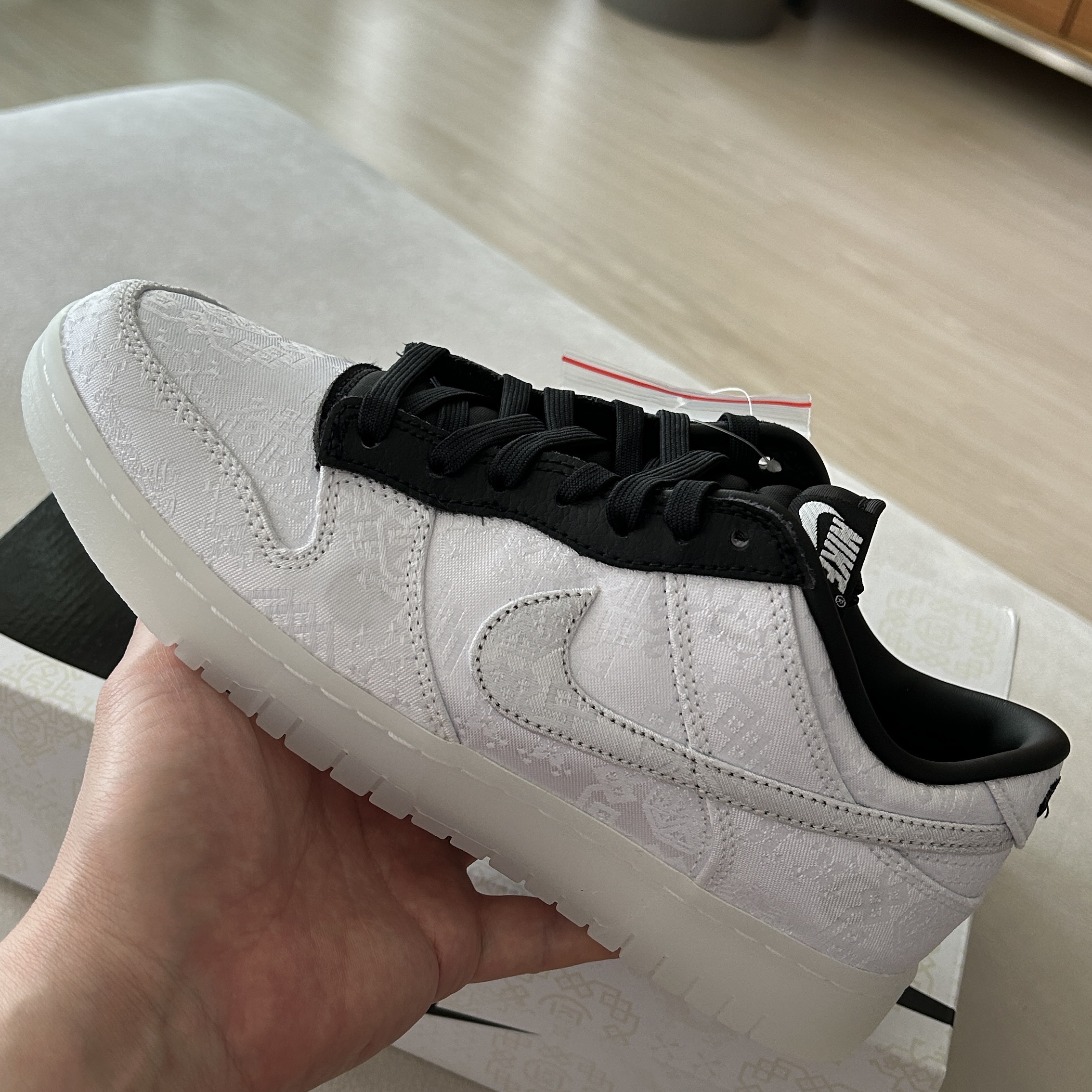 Nike x Clot x Fragment Dunk Low Black and White 착용 스타일 - 1