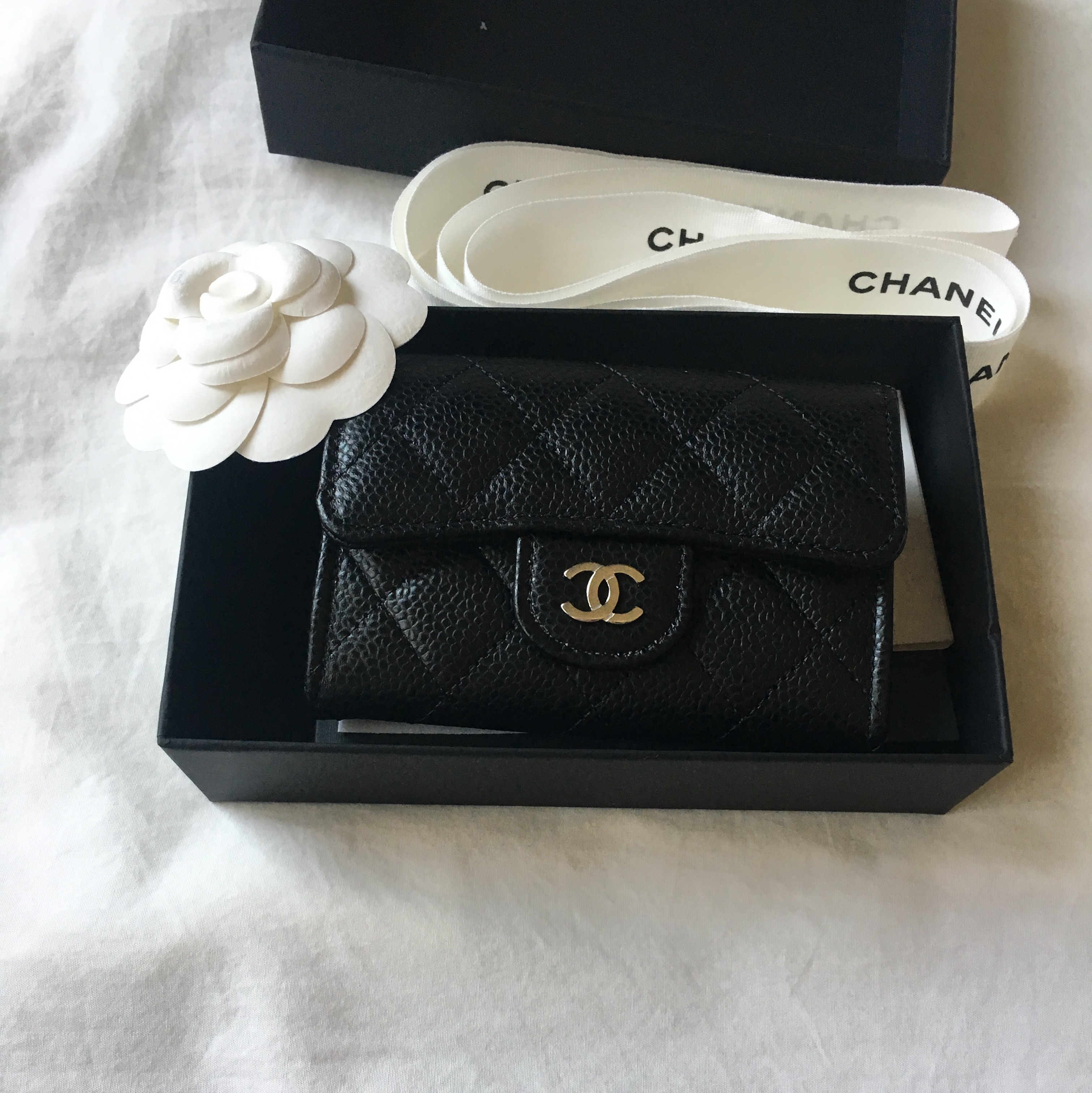 Chanel Classic Card Holder Grained Calfskin & Silver Black 착용 스타일 - 2