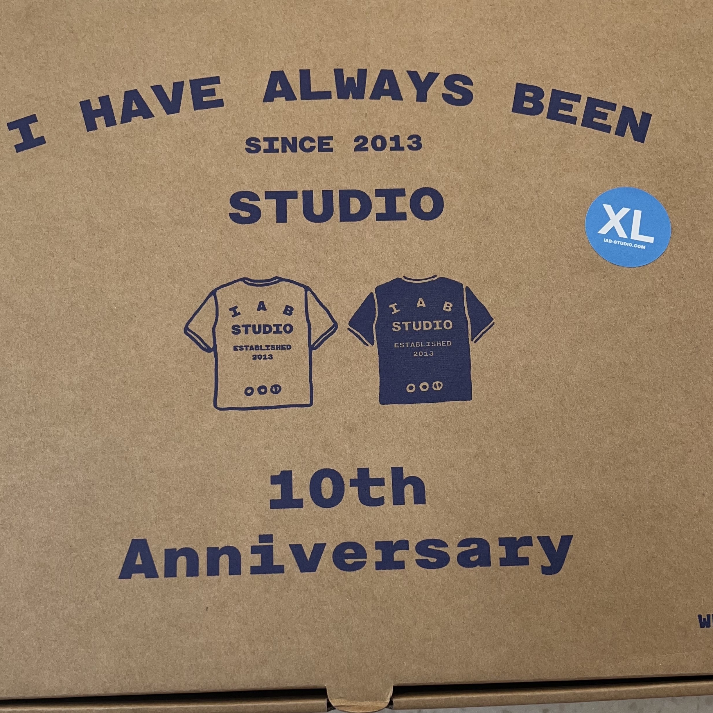 IAB Studio 10th Anniversary T-Shirts Pack White & Black (2 Pack) 착용 스타일