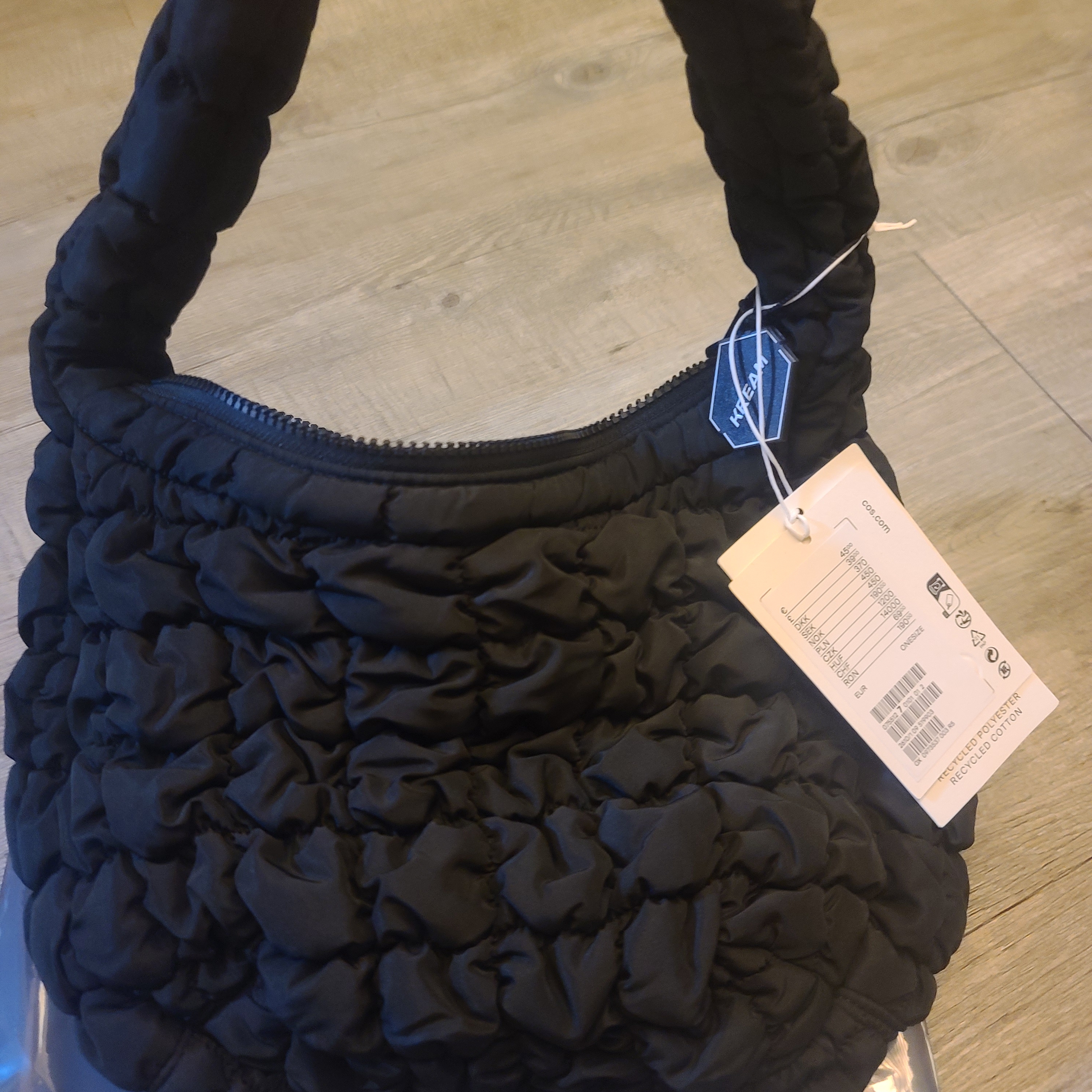 COS Quilted Mini Bag Black 착용 스타일 - 1