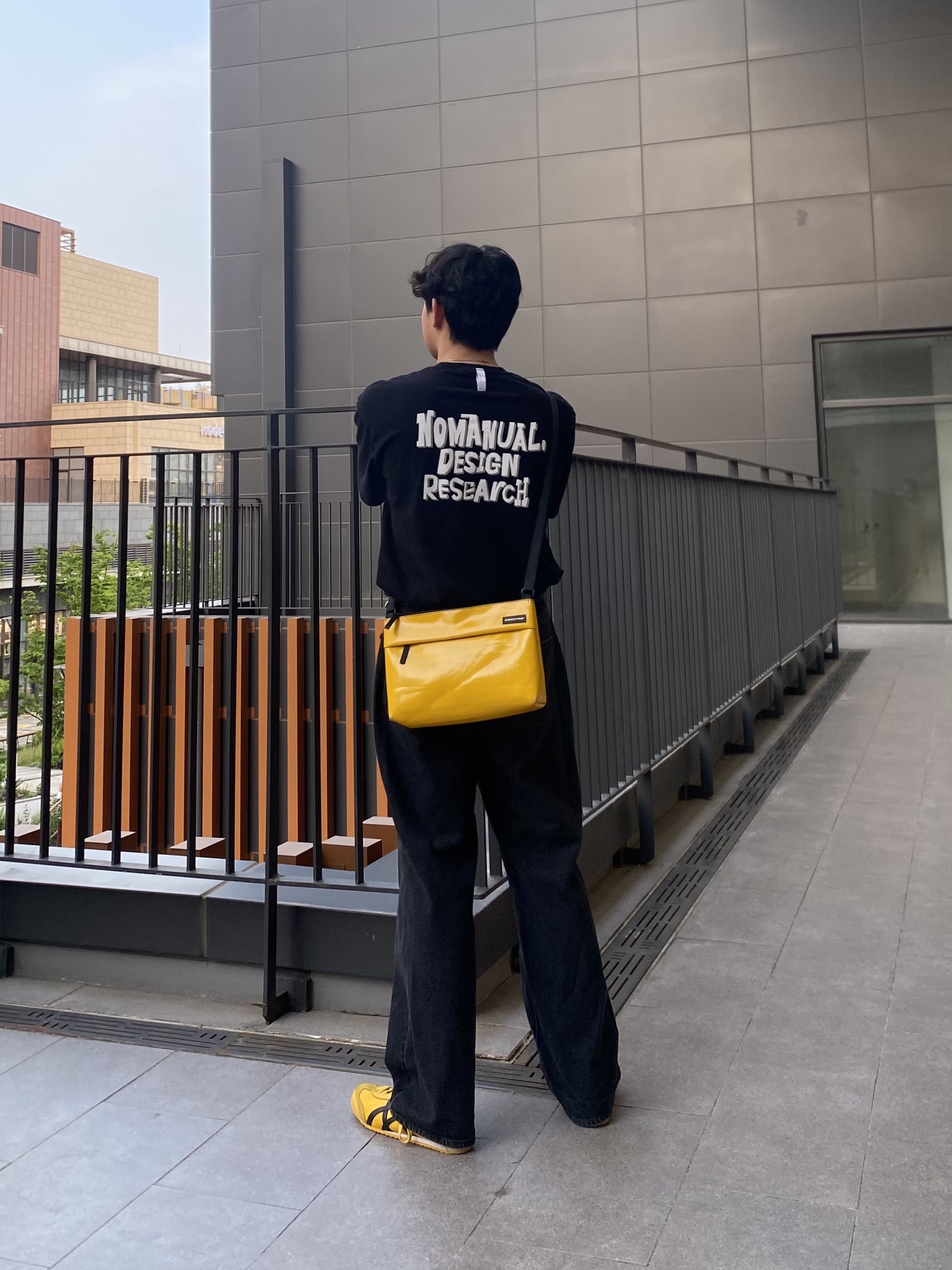Onitsuka Tiger Mexico 66 Yellow Black 착용 스타일 - 1
