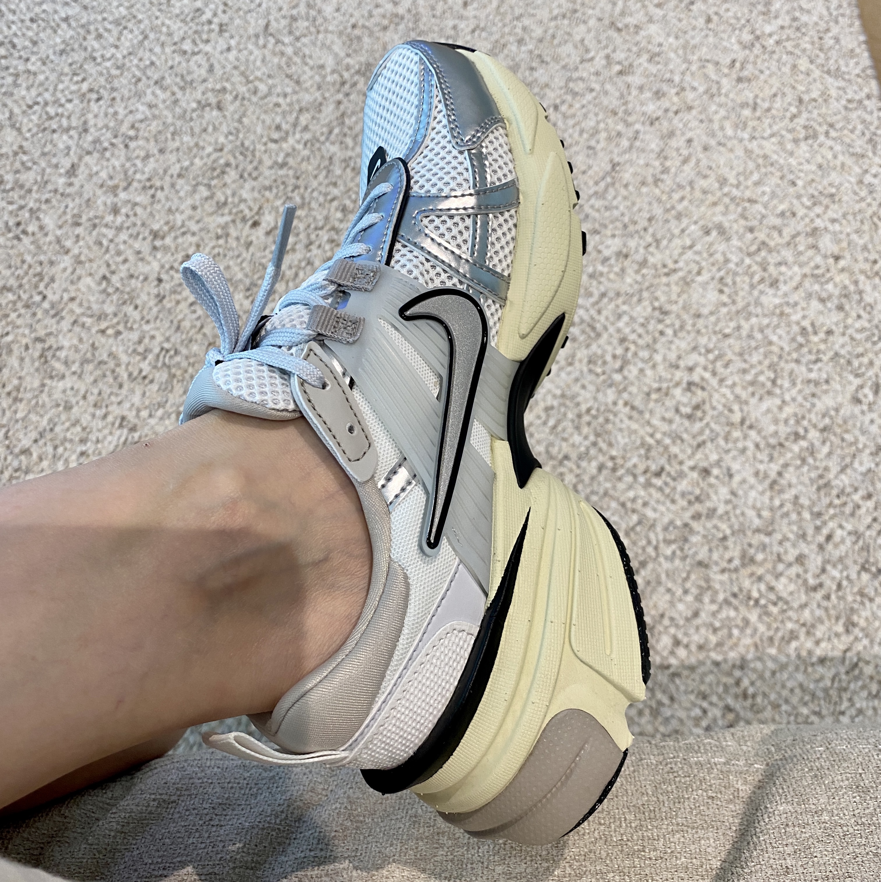 Nike V2K Run Summit White Metallic Silver 착용 스타일 - 3