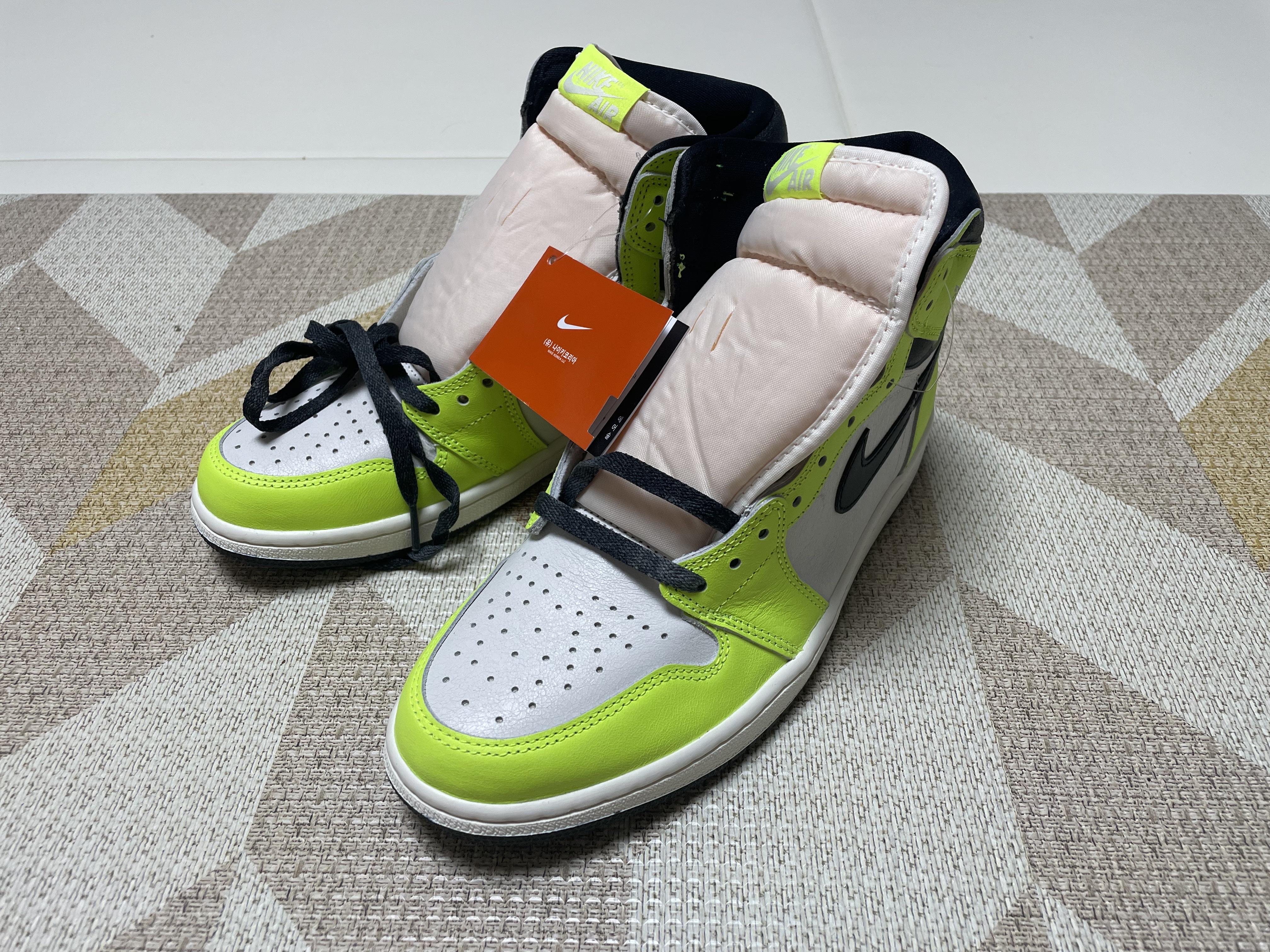 Jordan 1 Retro High OG Volt 착용 스타일 - 1