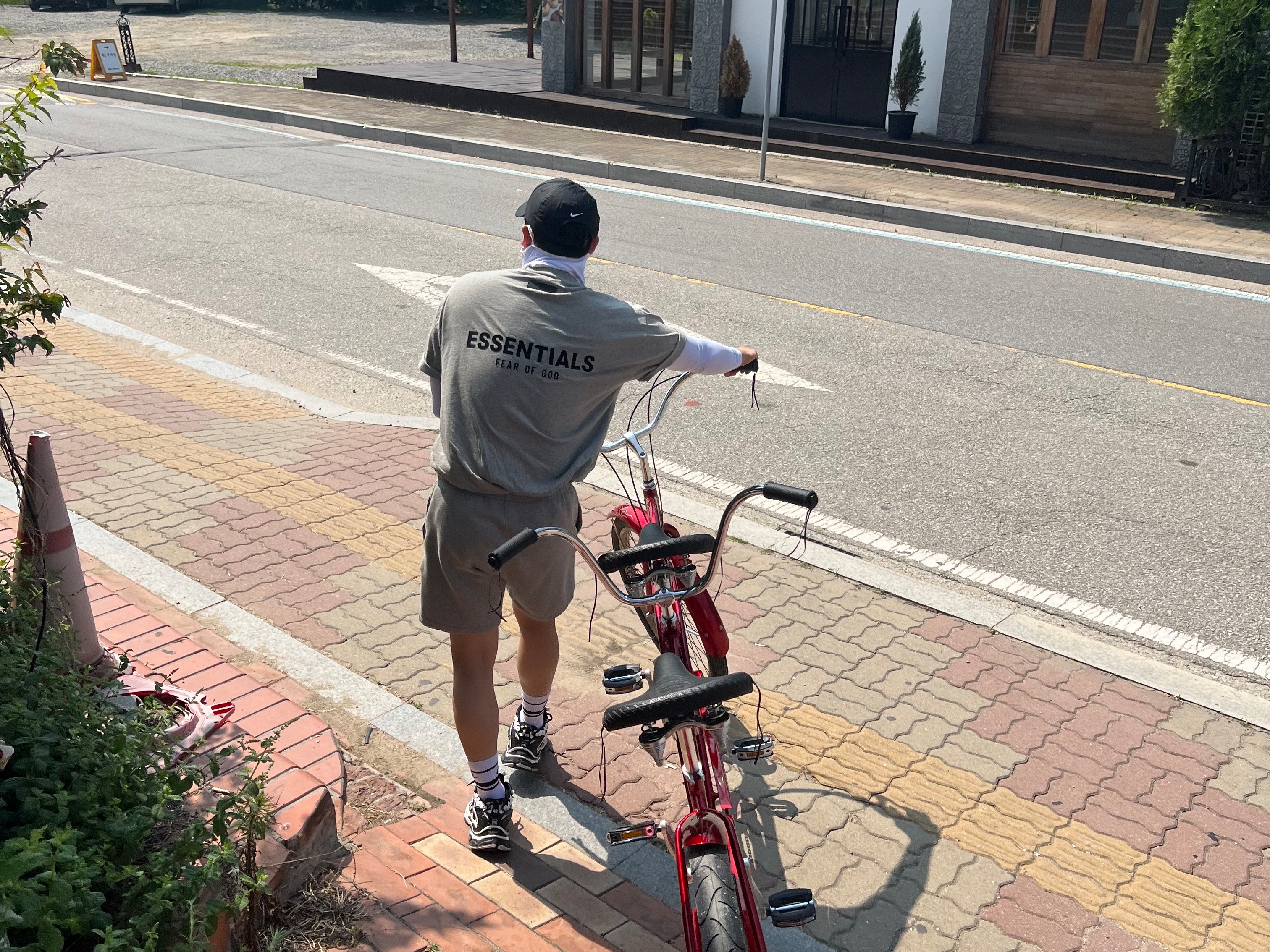 Essentials The Core Collection T-Shirt Dark Oatmeal, Essentials The Core Collection Sweatshorts Dark Oatmeal 착용 스타일