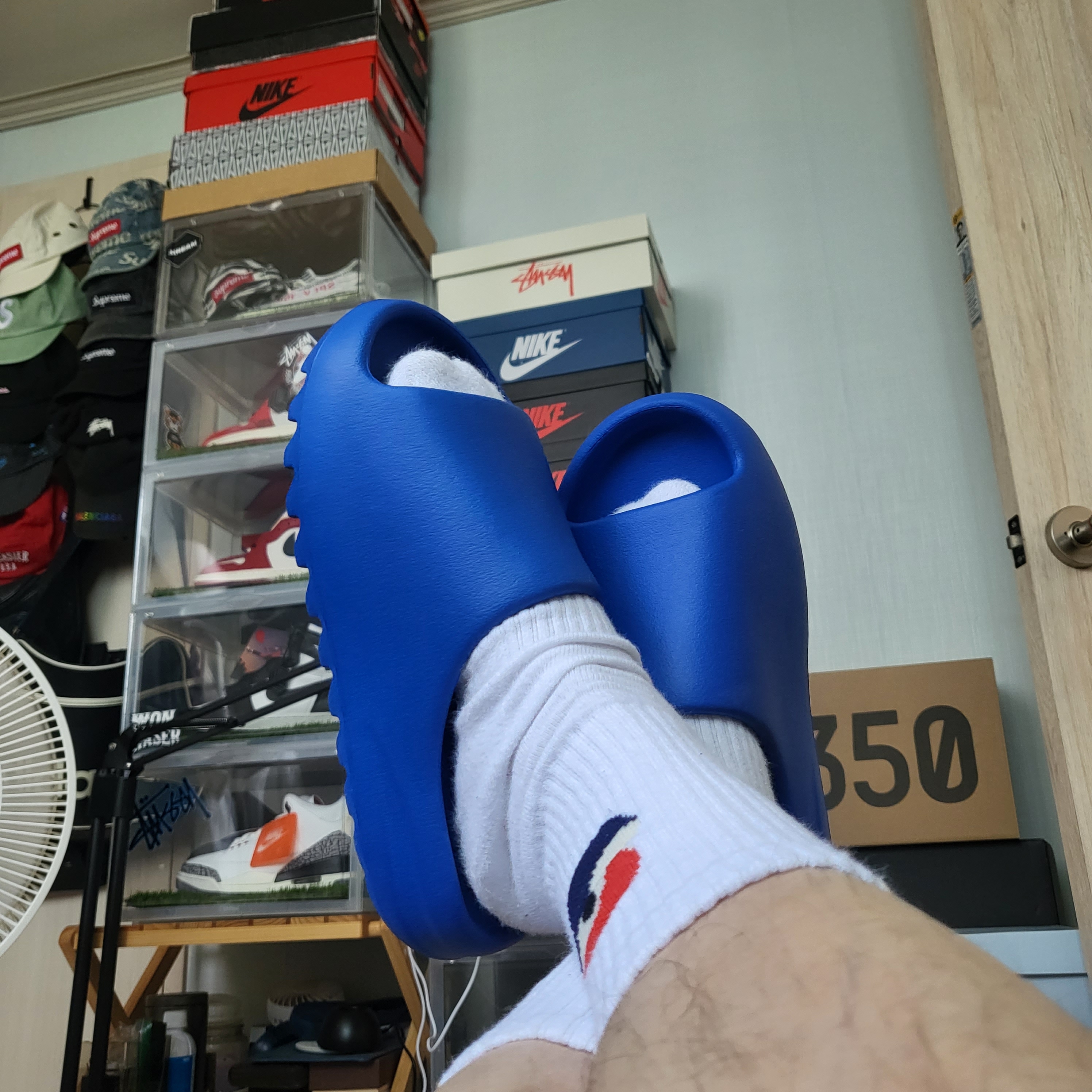 Adidas Yeezy Slide Azure 착용 스타일 - 2
