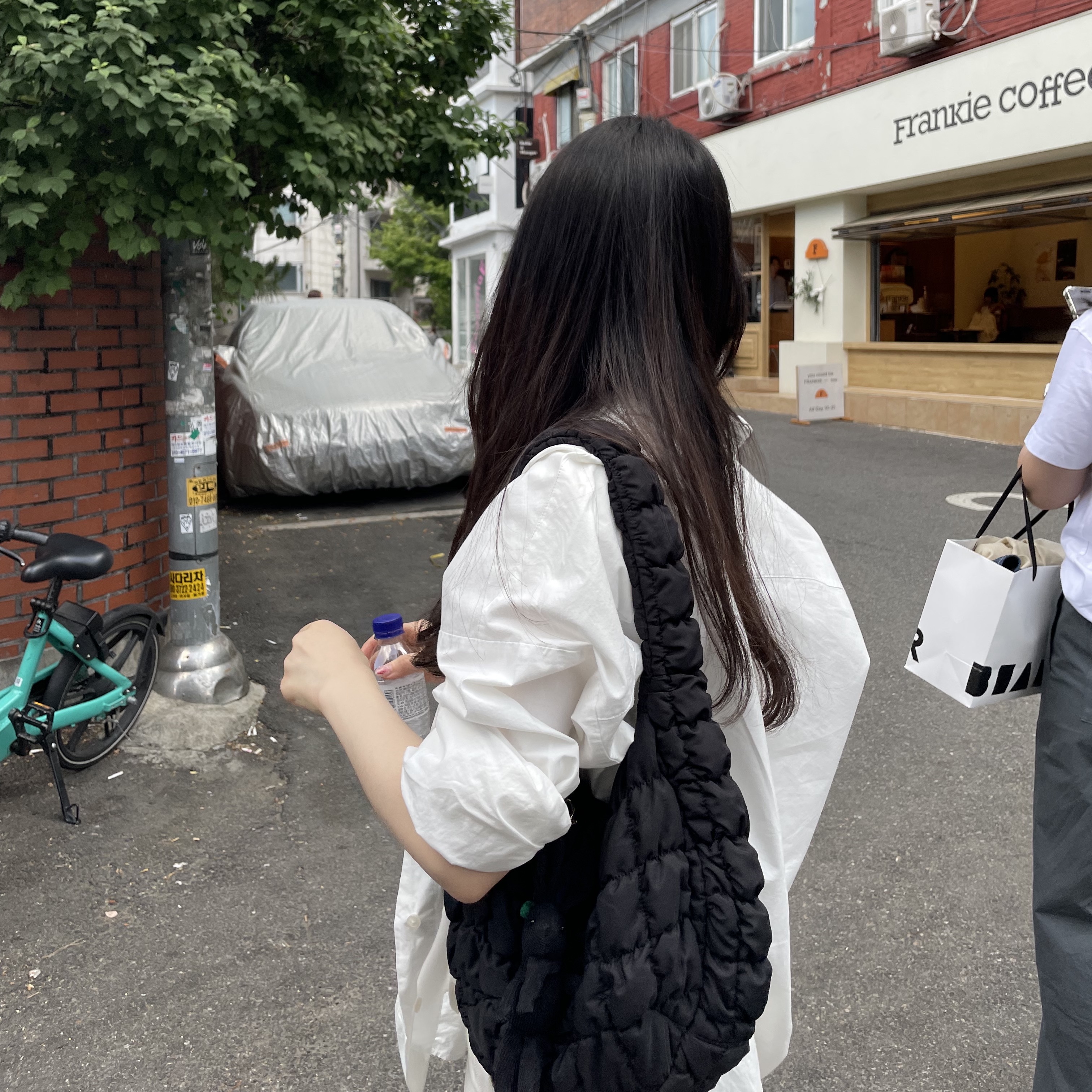 COS Quilted Mini Bag Black 착용 스타일 - 2