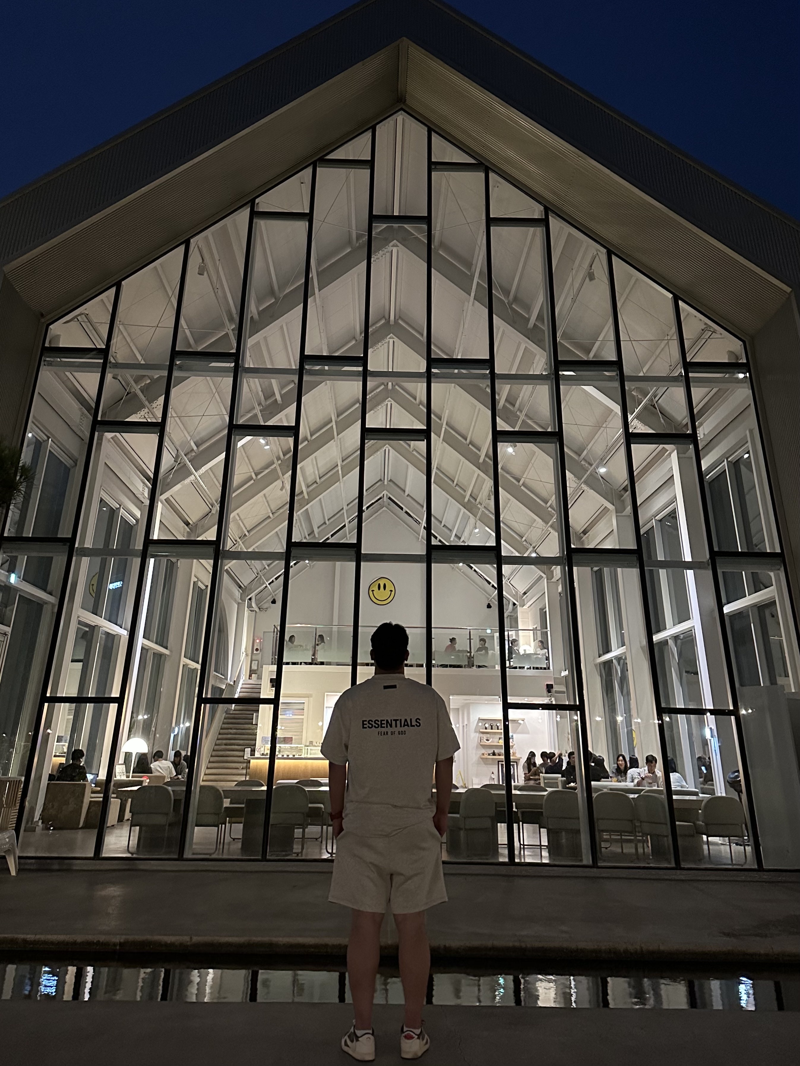 Essentials The Core Collection T-Shirt Light Oatmeal, Essentials The Core Collection Sweatshorts Light Oatmeal 착용 스타일 - 2