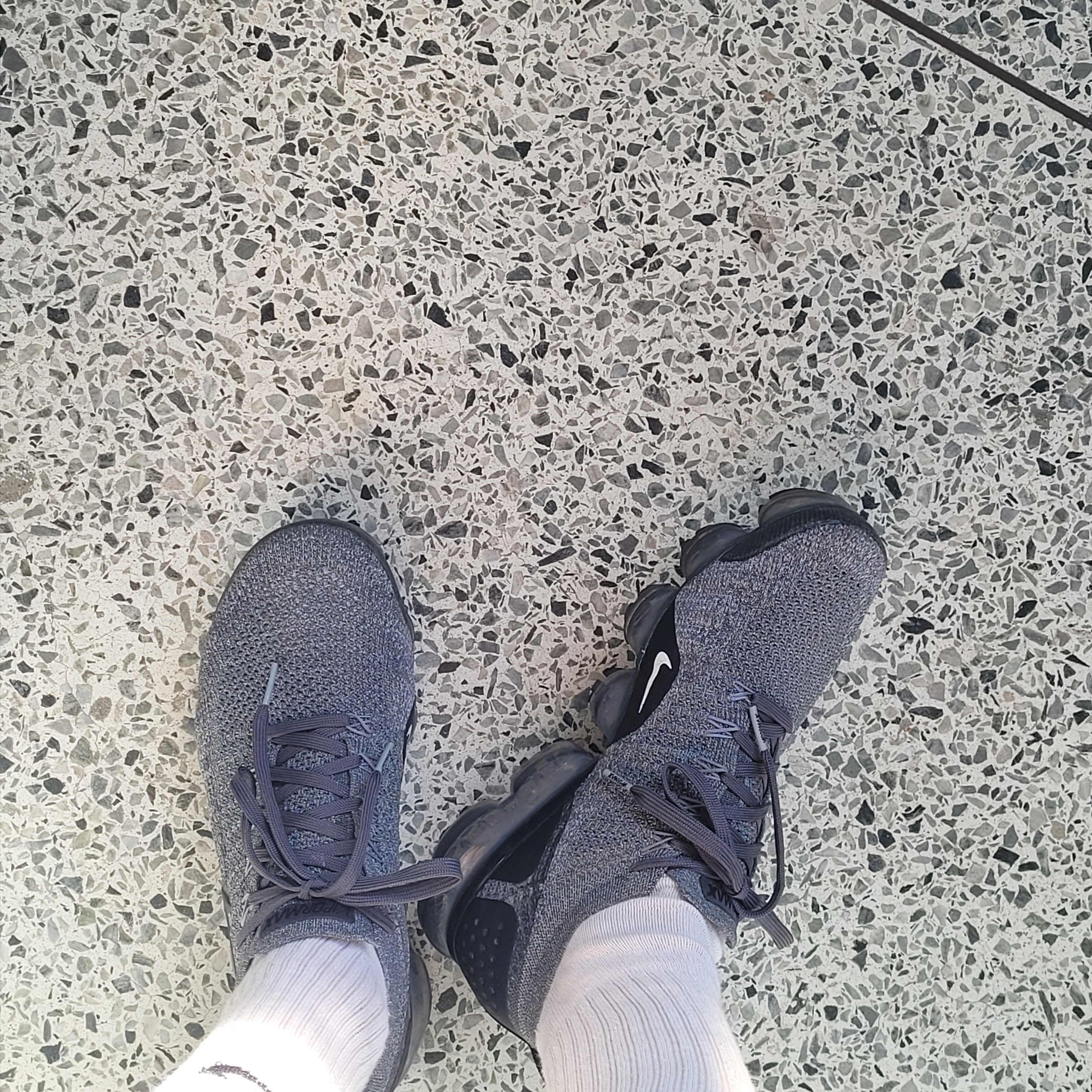 Nike Air VaporMax 2 Dark Grey 착용 스타일