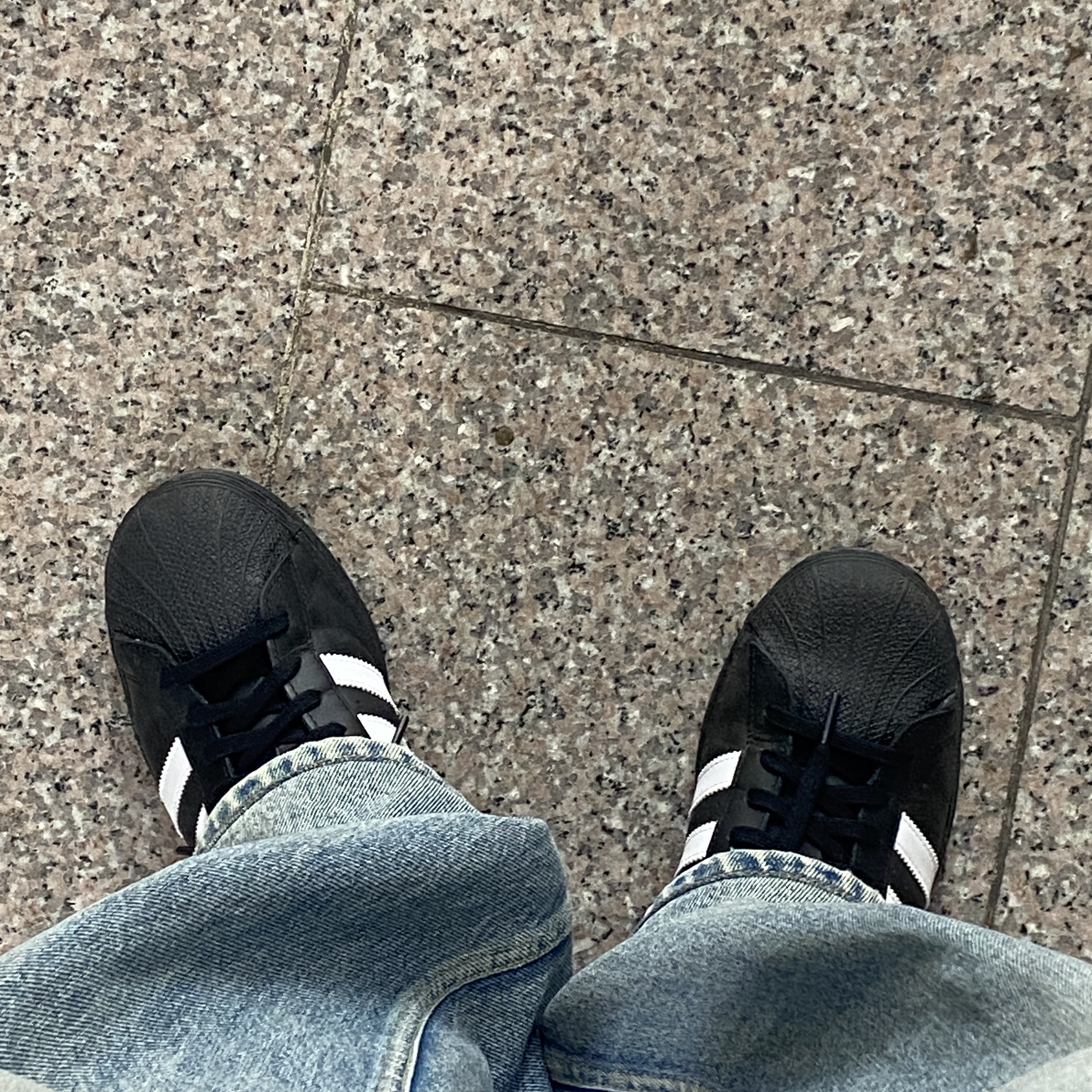 Adidas Superstar Core Black White 착용 스타일