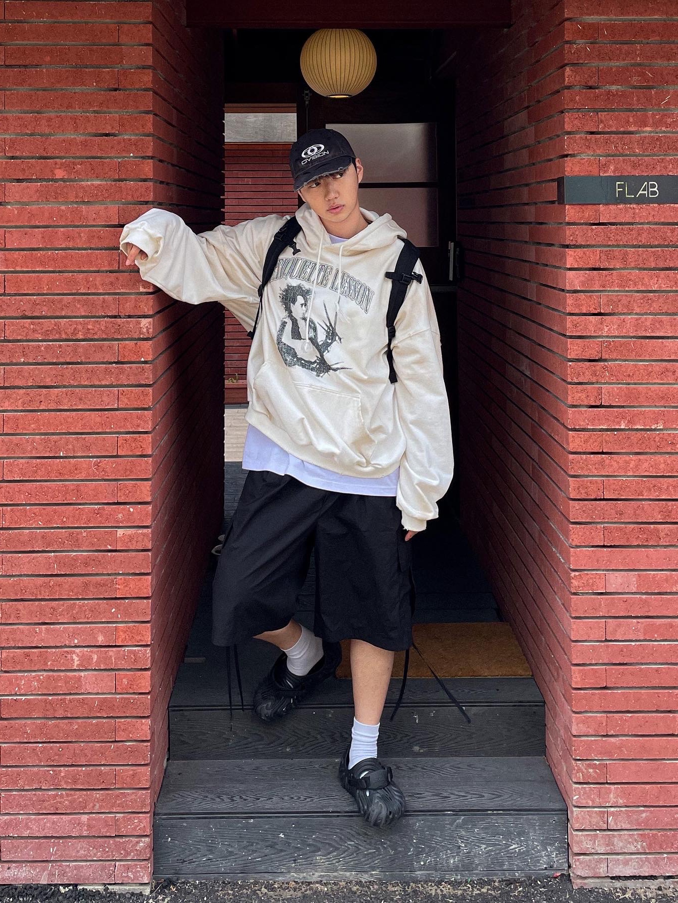Crocs x Salehe Bembury Pollex Clog Sasquatch, Project G/R x Atmos Etiquette Lesson Vintage Washed Hoodie White 착용 스타일 - 3