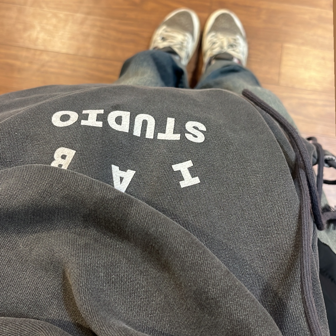 IAB Studio Pigment Sack Black, Jordan 1 x Travis Scott Retro Low OG SP Sail and Ridgerock 착용 스타일