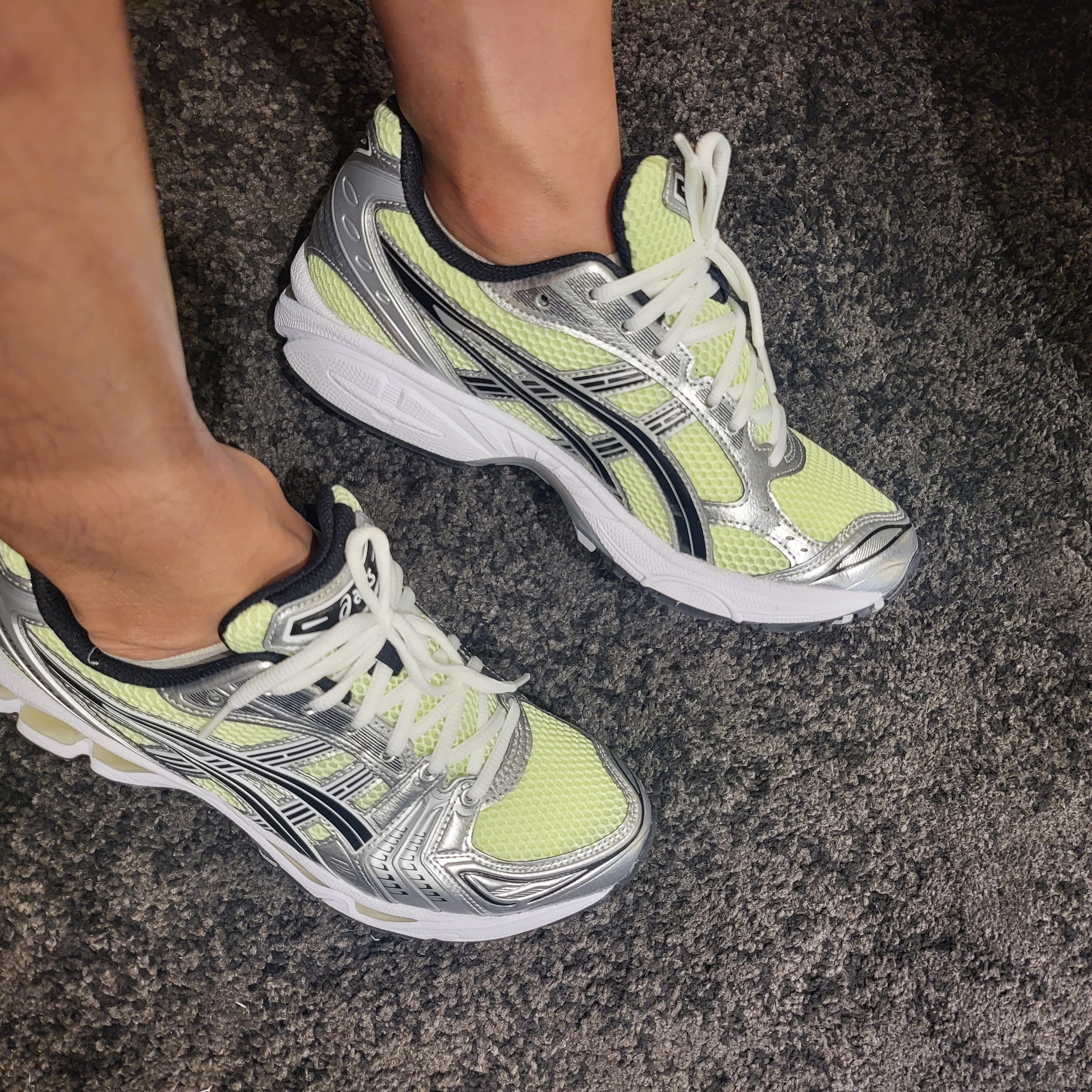 Asics Gel-Kayano 14 Illuminate Yellow Black 착용 스타일