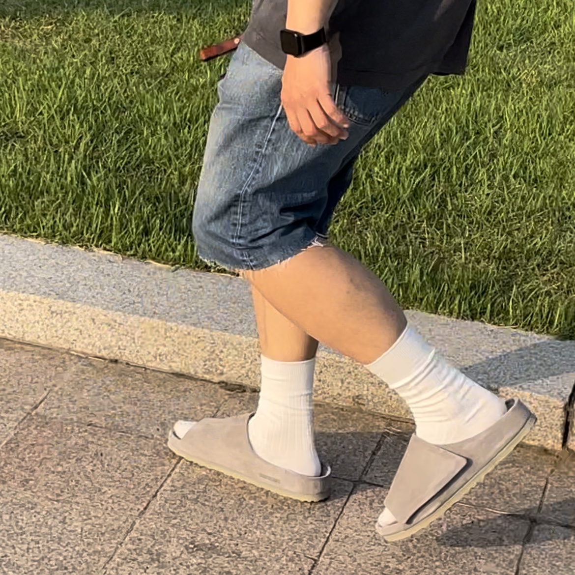 Fear of God x Birkenstock Los Feliz Suede Cement 착용 스타일