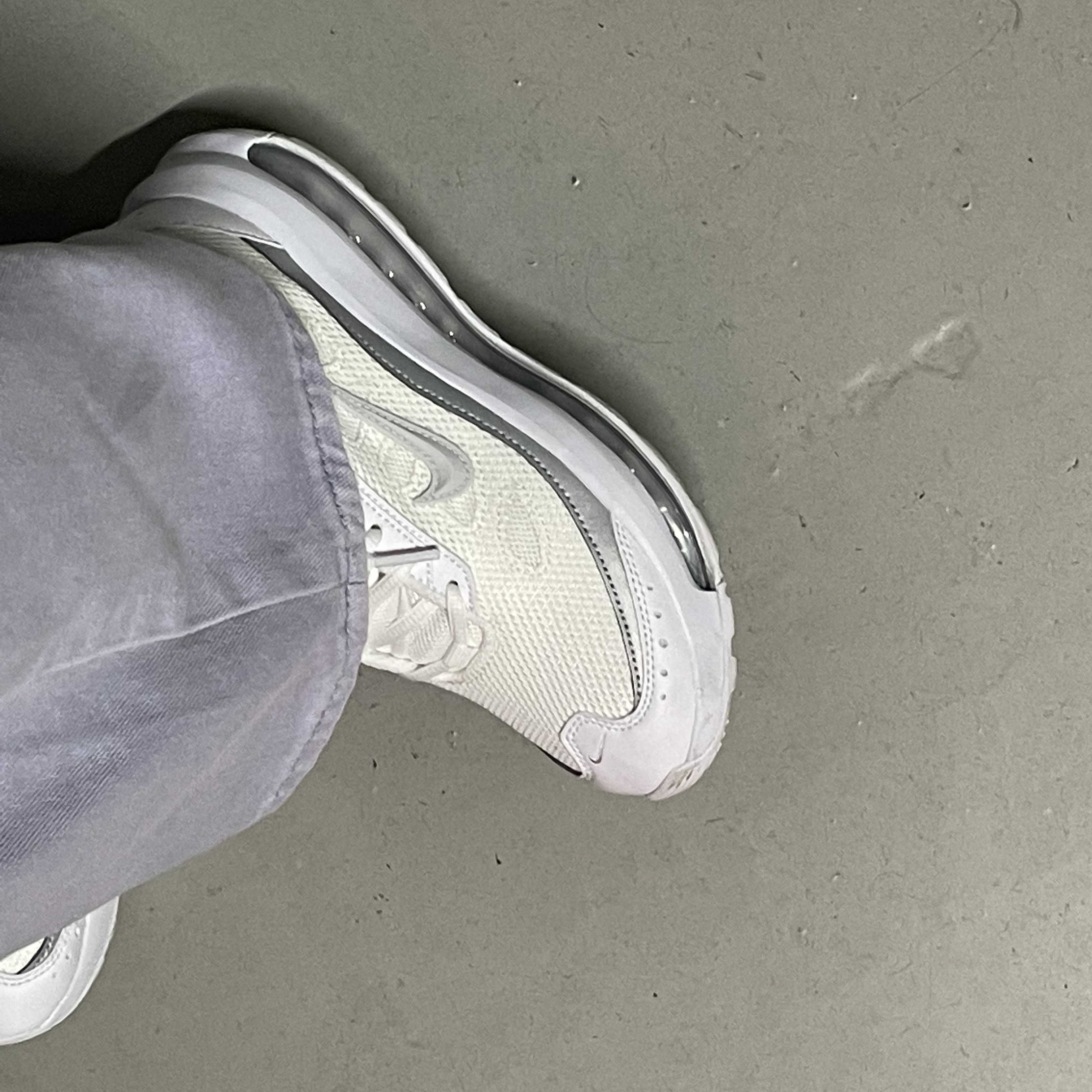 (W) Nike Air Max AP White Pure Platinum 착용 스타일 - 2