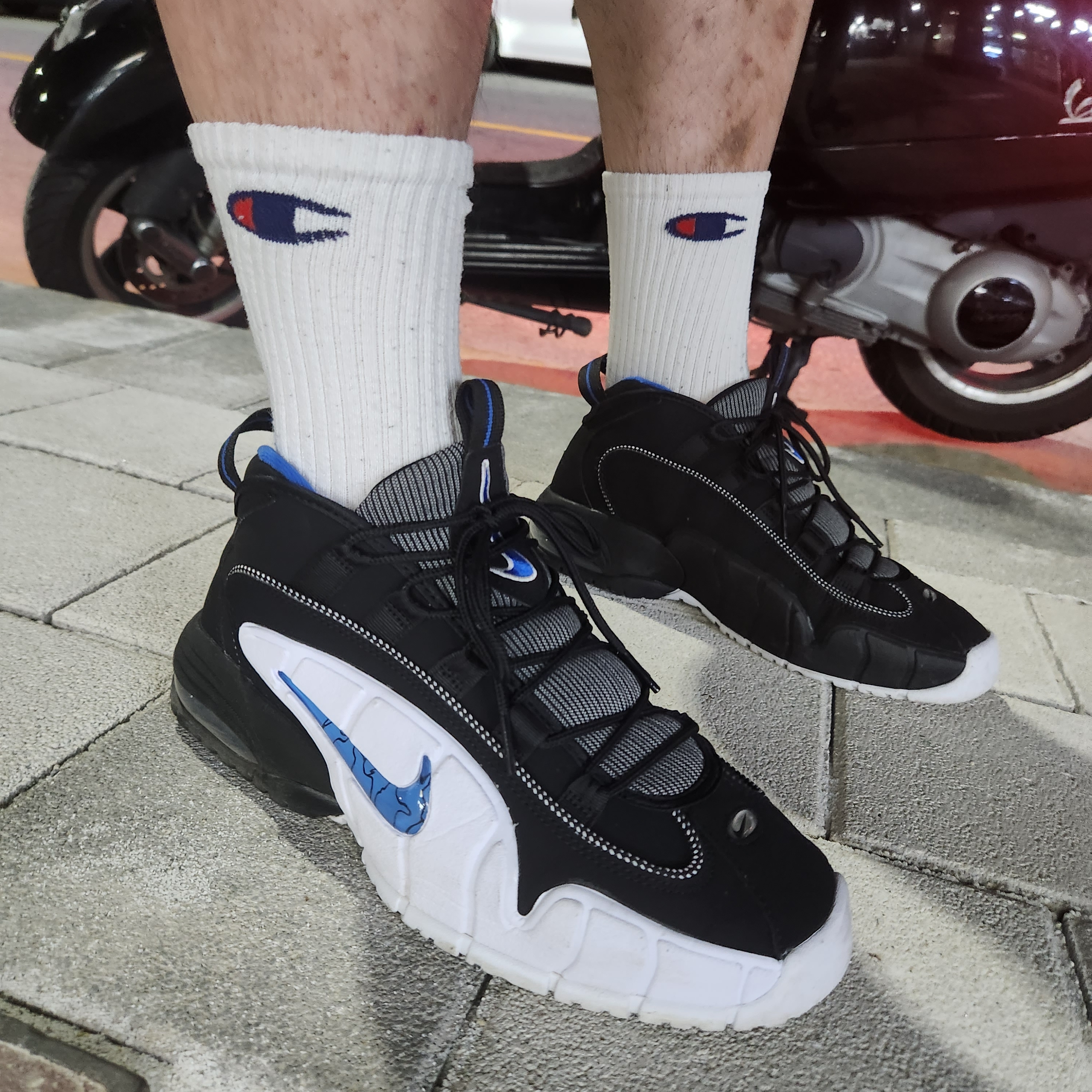 Nike Air Max Penny Varsity Royal and Black 착용 스타일 - 3